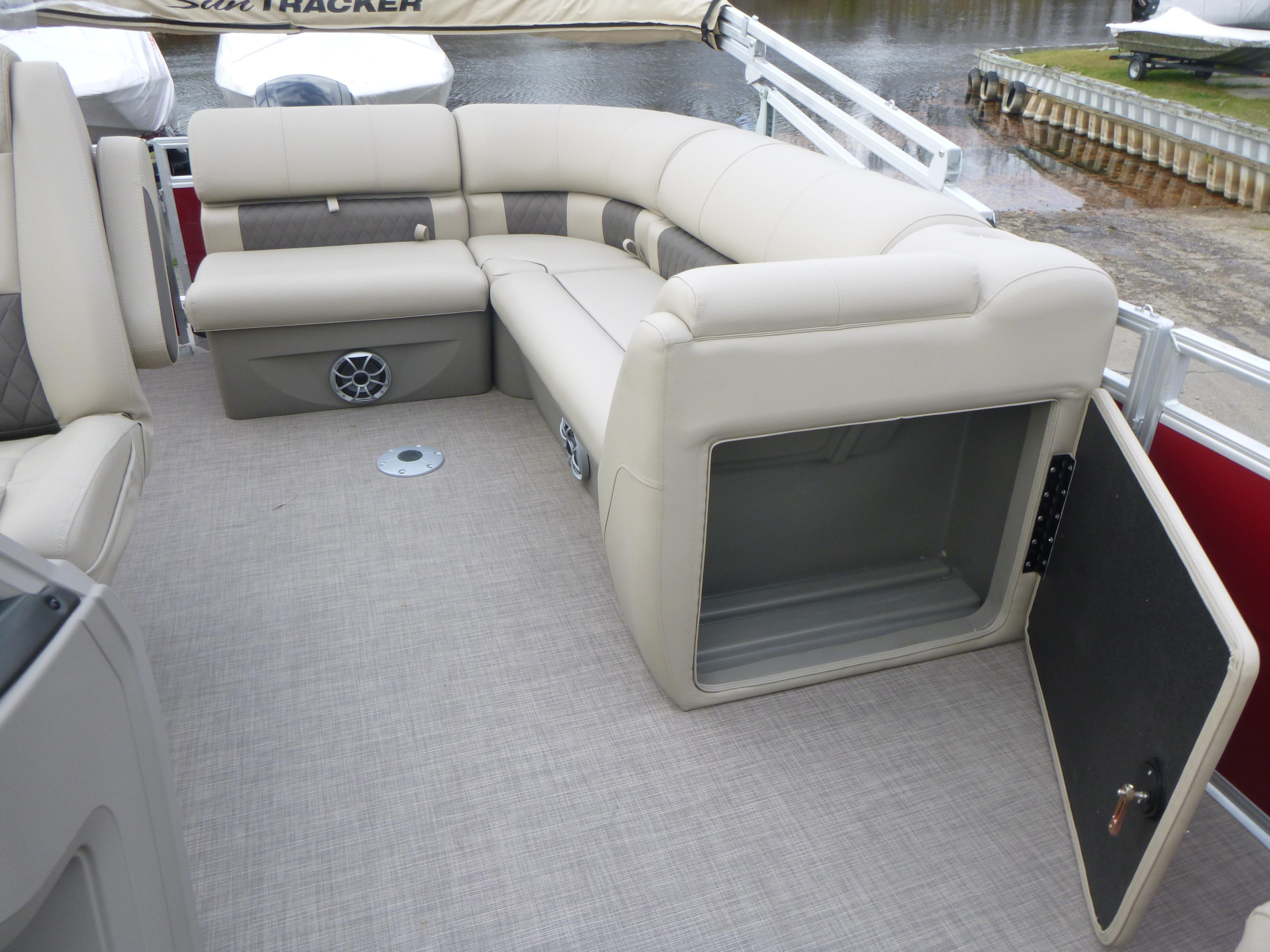 2025 Sun Tracker Party Barge 20 DLX Gallery