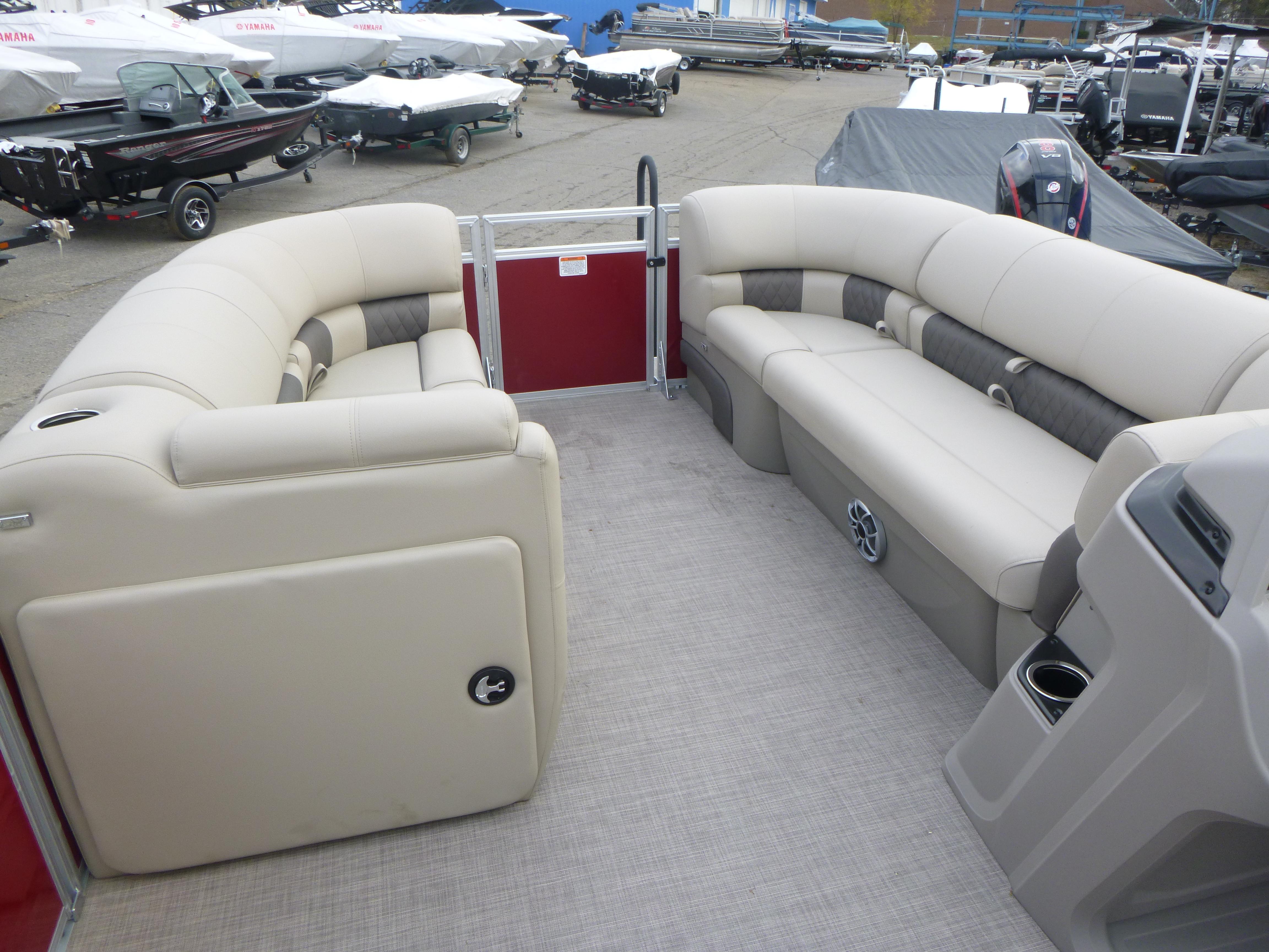 2025 Sun Tracker Party Barge 20 DLX Gallery
