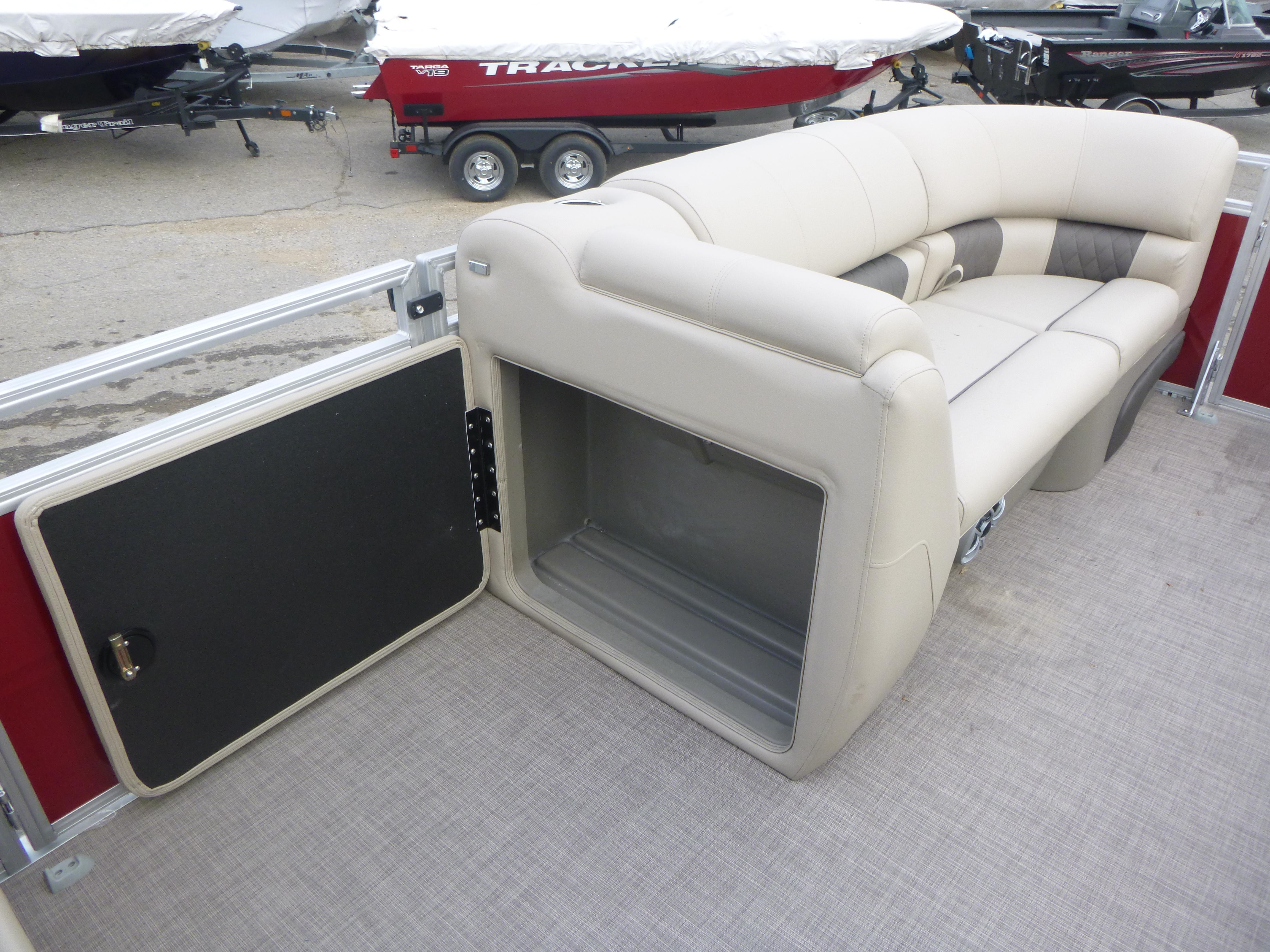 2025 Sun Tracker Party Barge 20 DLX Gallery