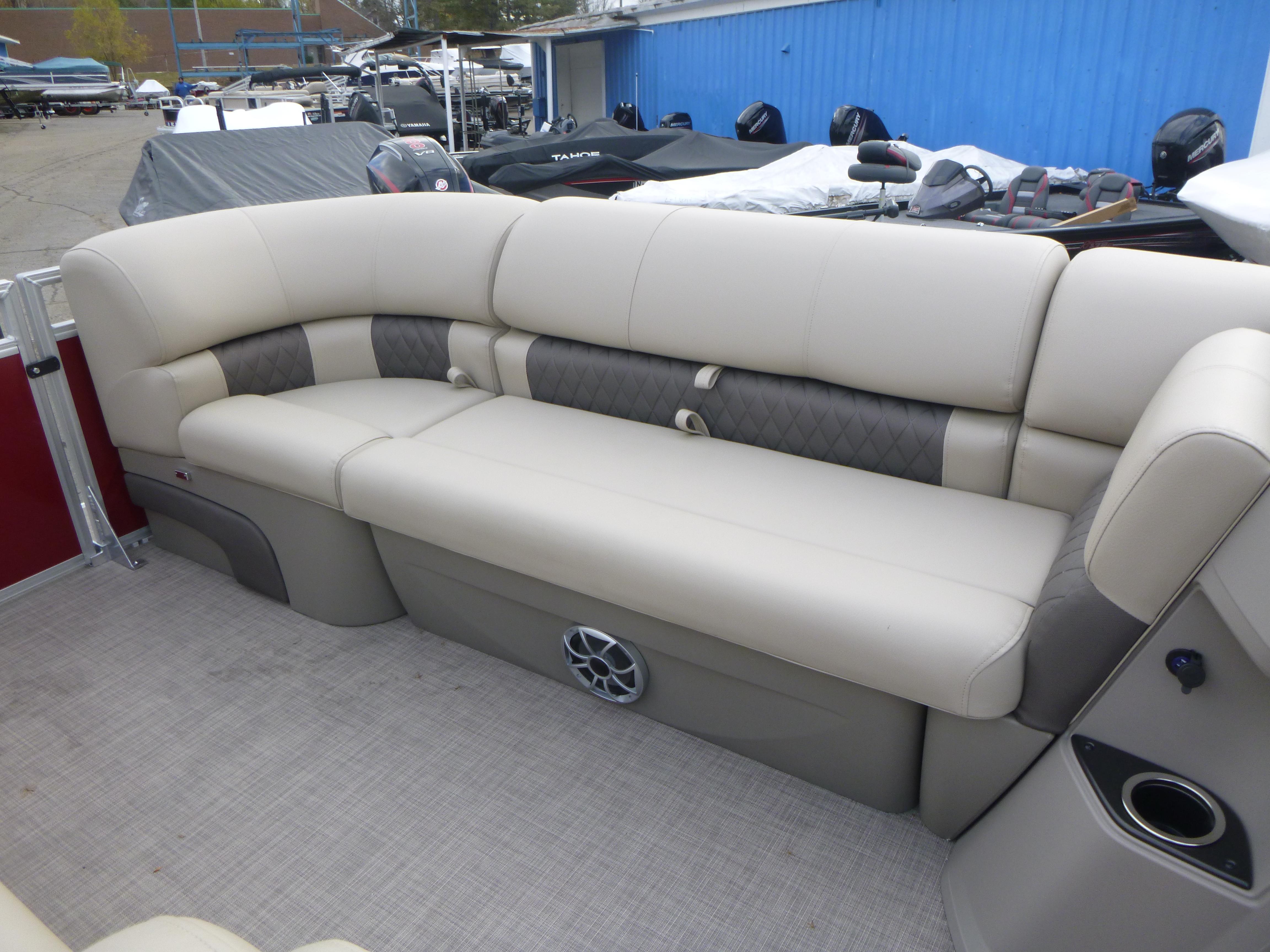 2025 Sun Tracker Party Barge 20 DLX Gallery