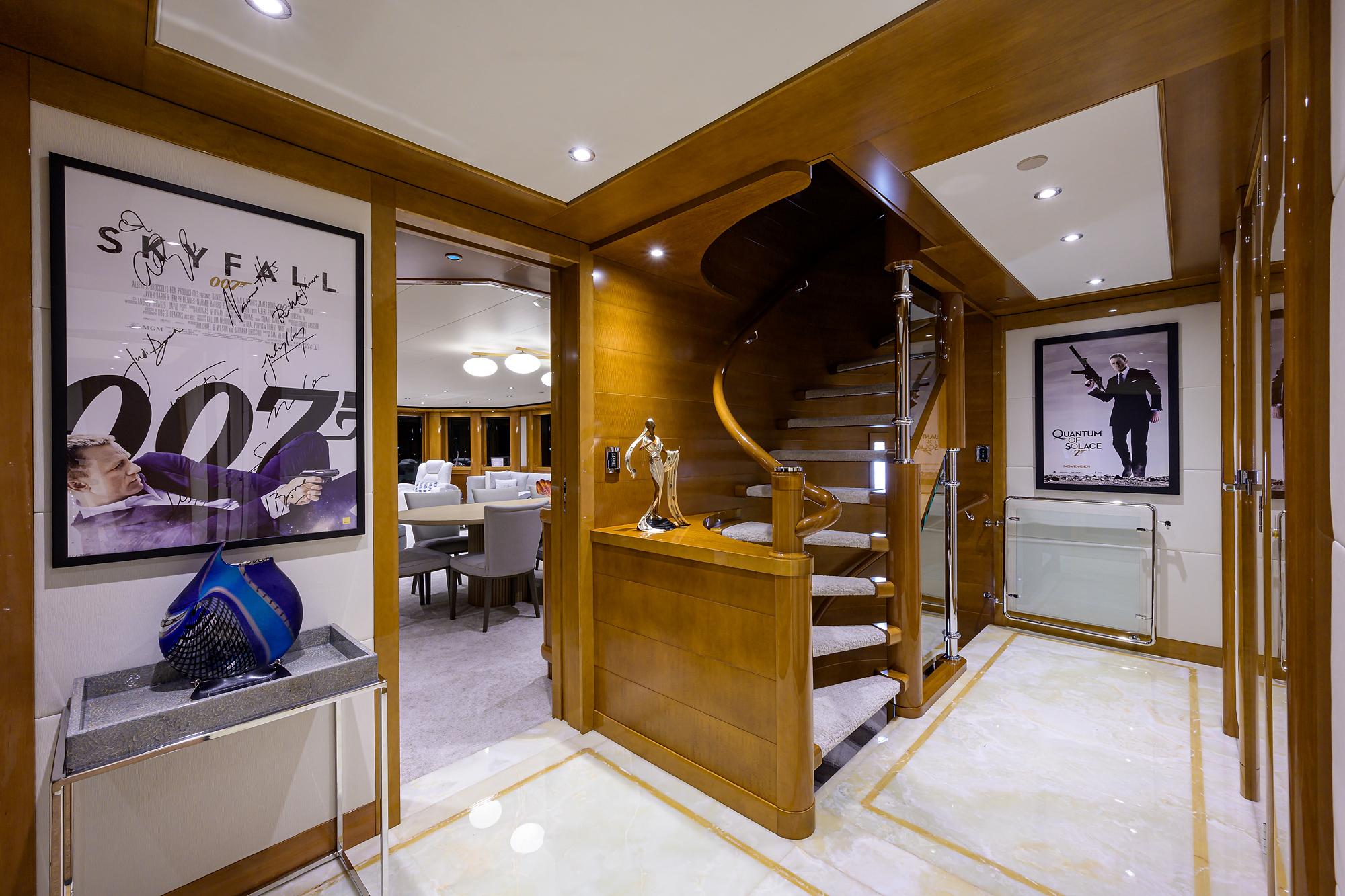 Westport 164 - Quantum of Solace - Main Deck Foyer