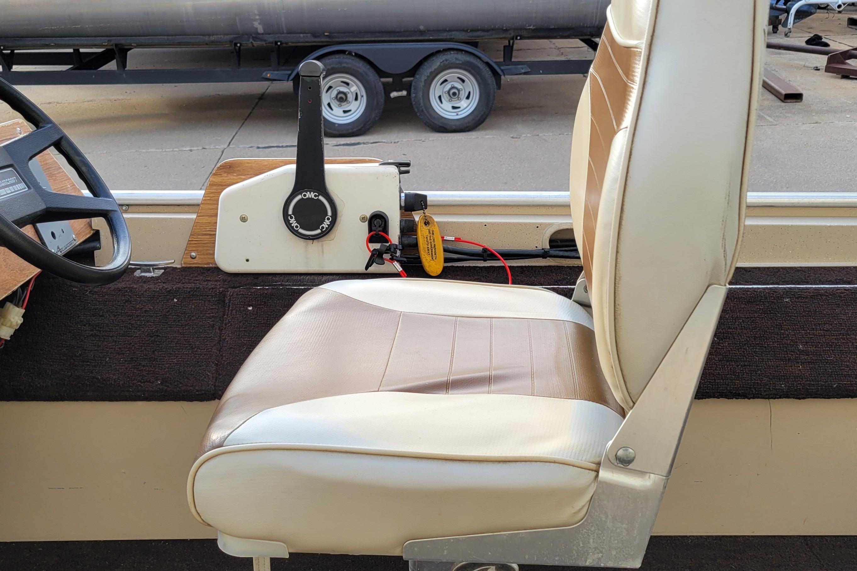 1987 Alumacraft Classic 165 CS boat interior with steering wheel and control lever.