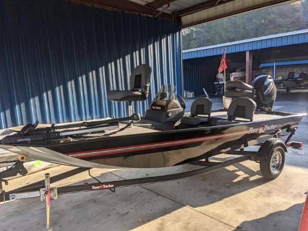 2022 Tracker Boats boat for sale, model of the boat is Bass Tracker Classic XL & Image # 3 of 50