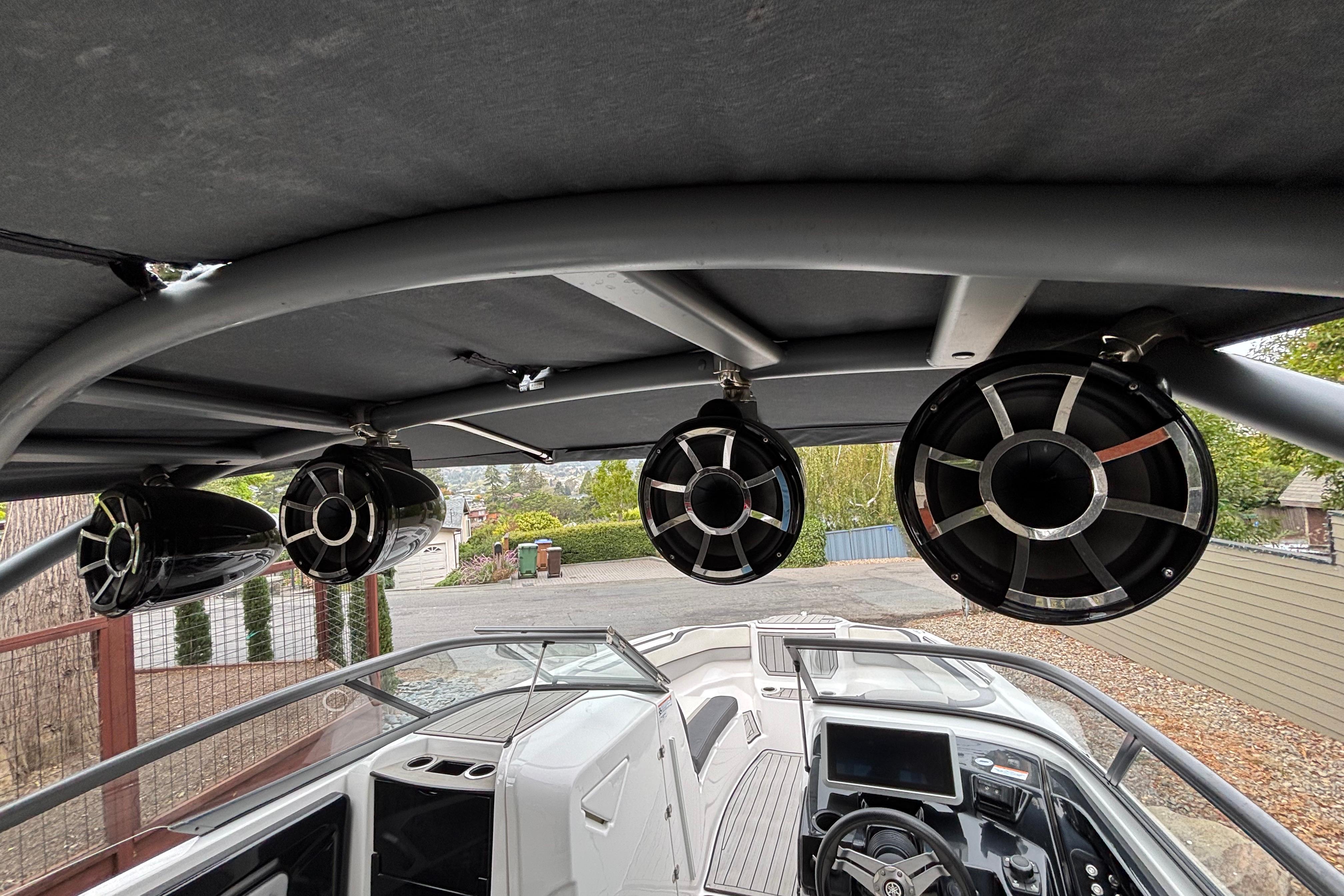 2022 Yamaha Boats 252S with overhead speakers and sleek interior design.