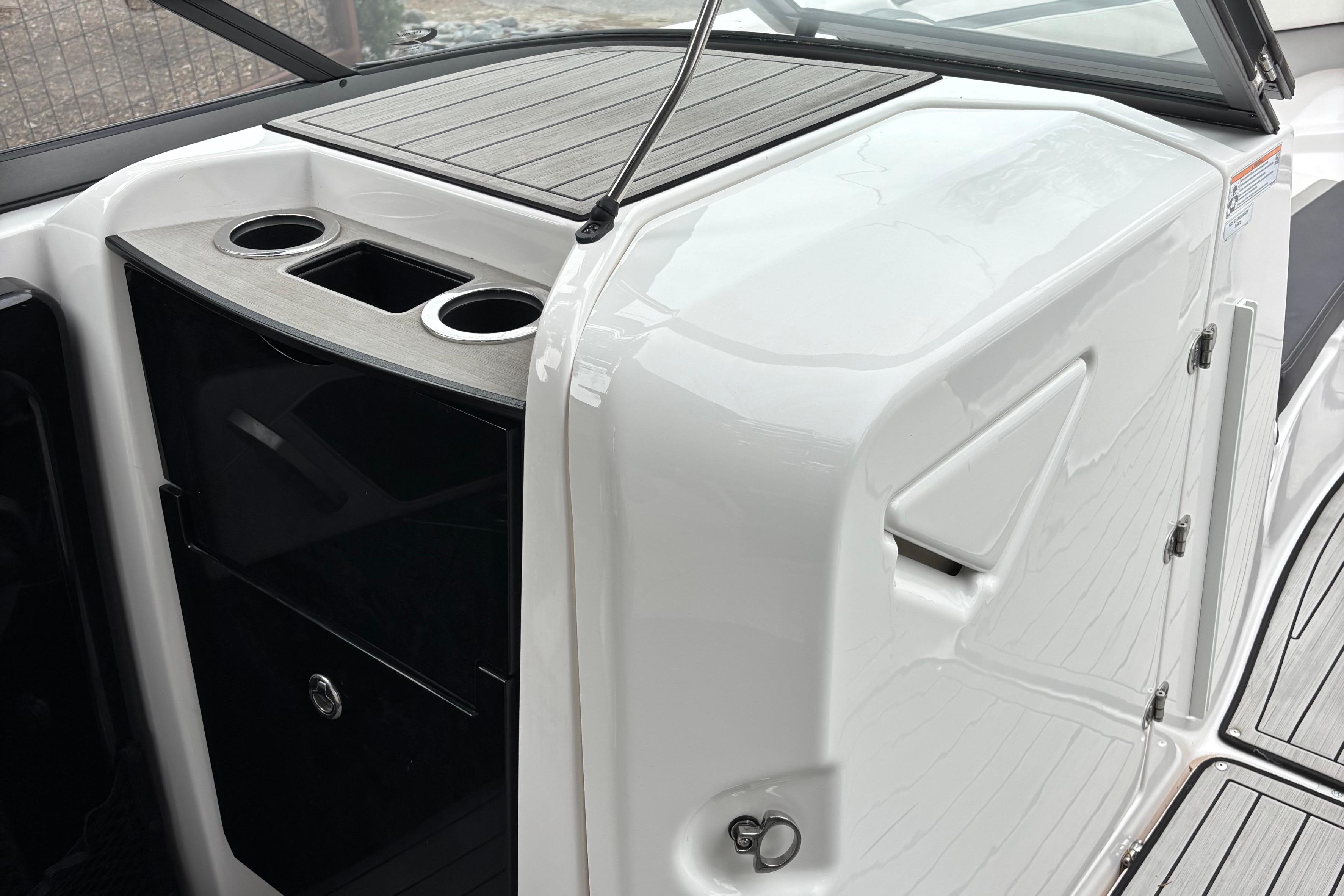 2022 Yamaha Boats 252S interior with cup holders and sleek design.
