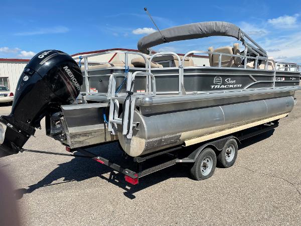 2017 Sun Tracker boat for sale, model of the boat is Fishin' Barge 22DLX & Image # 1 of 10