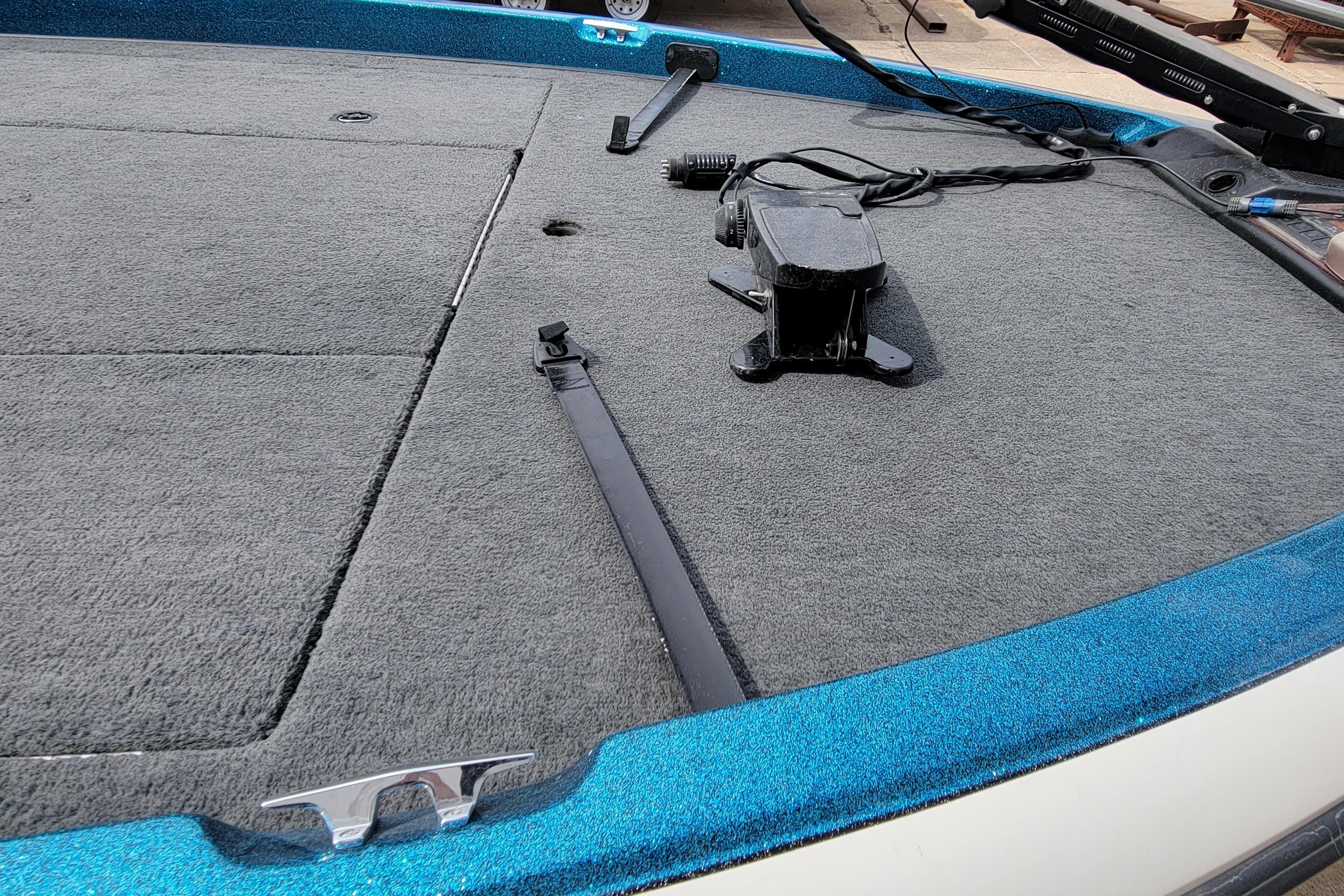 2000 Ranger 522DVX Comanche boat deck with carpet and mounted equipment.