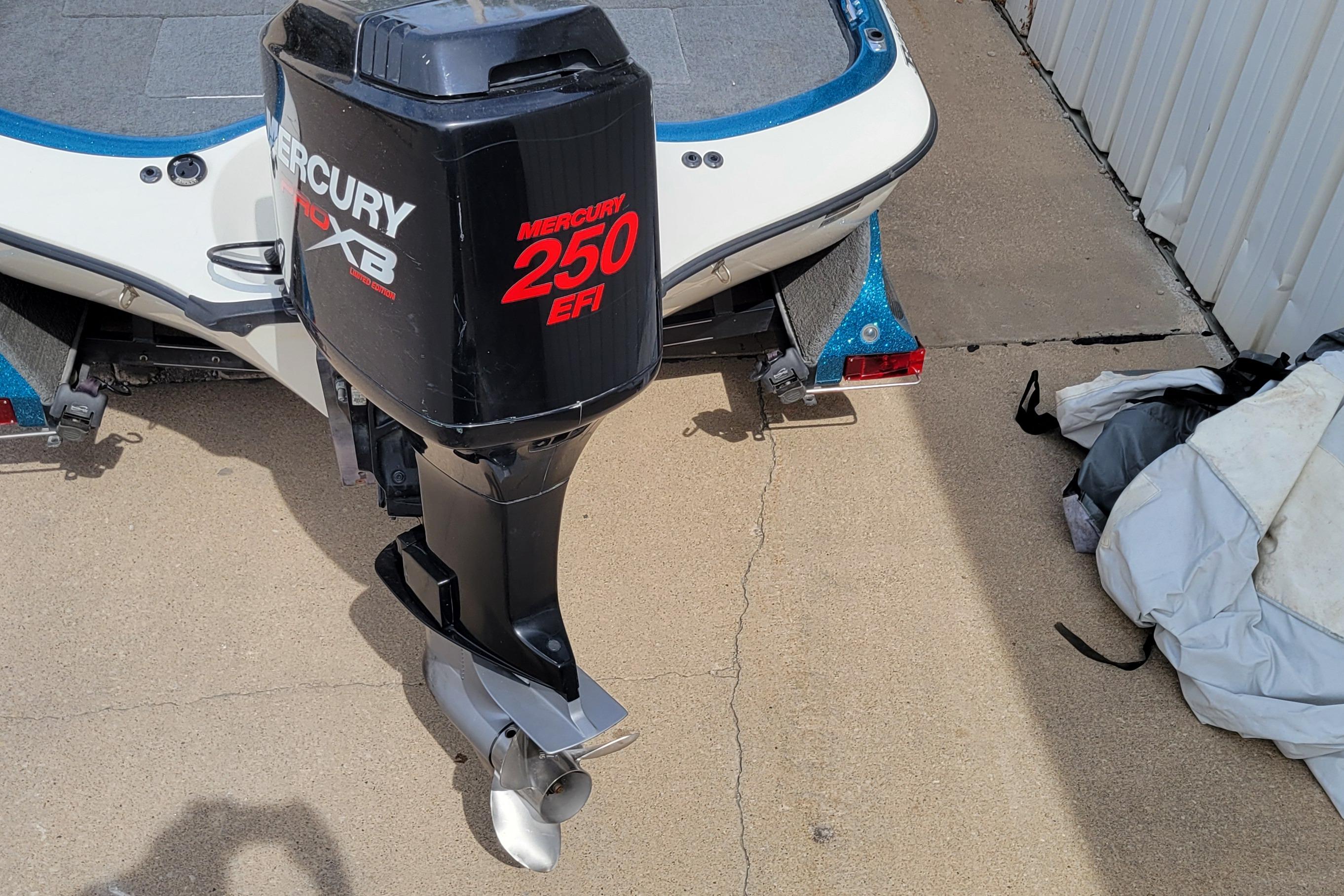 2000 Ranger 522DVX Comanche boat with Mercury 250 EFI outboard motor.
