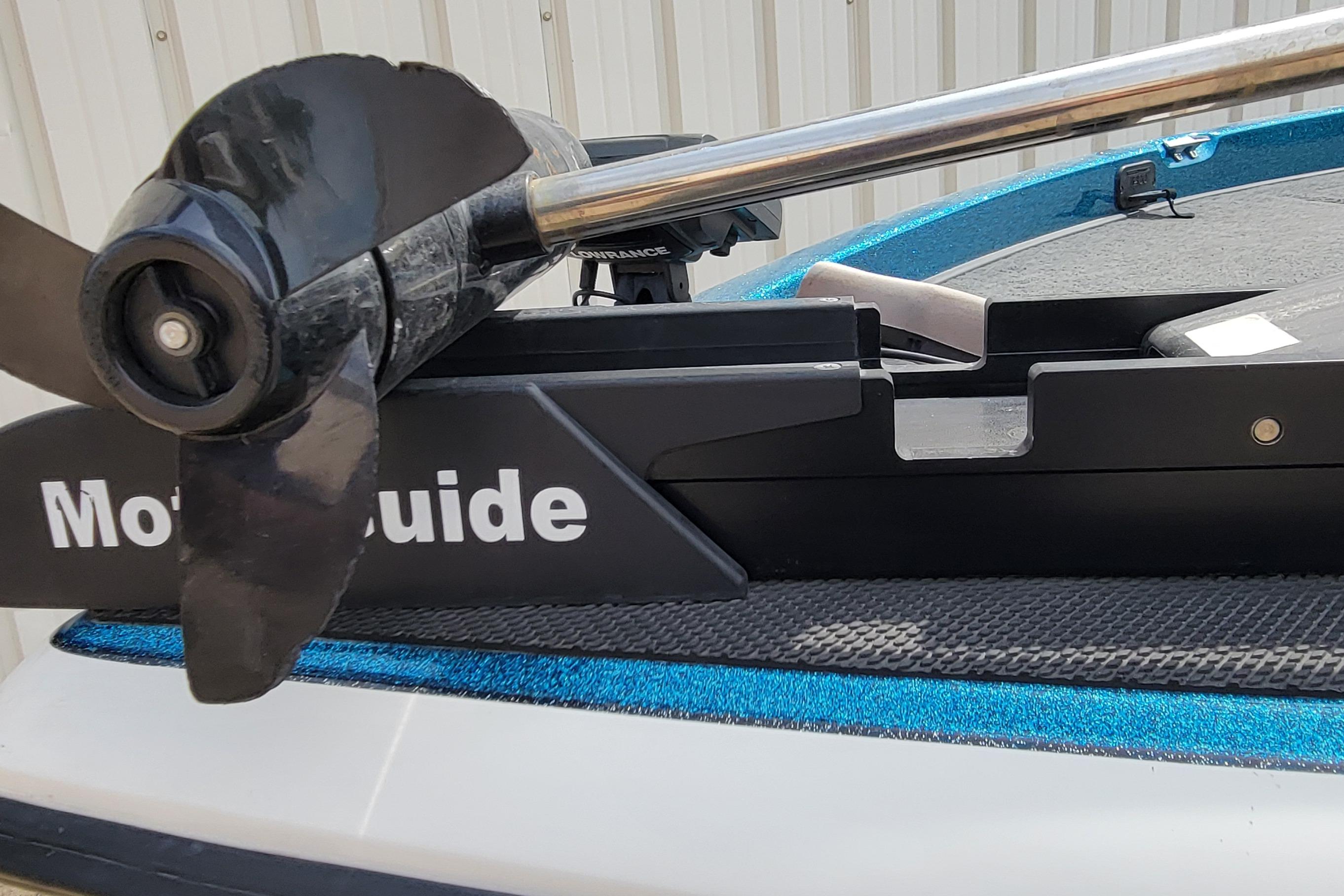 Trolling motor on 2000 Ranger 522DVX Comanche boat, featuring Motorguide branding.