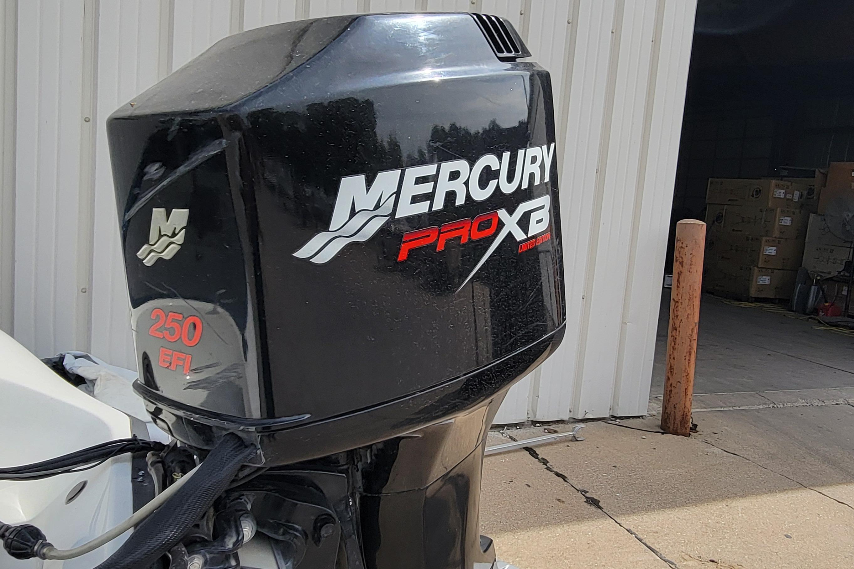 Mercury Pro XB 250 EFI outboard motor on 2000 Ranger 522DVX Comanche boat.
