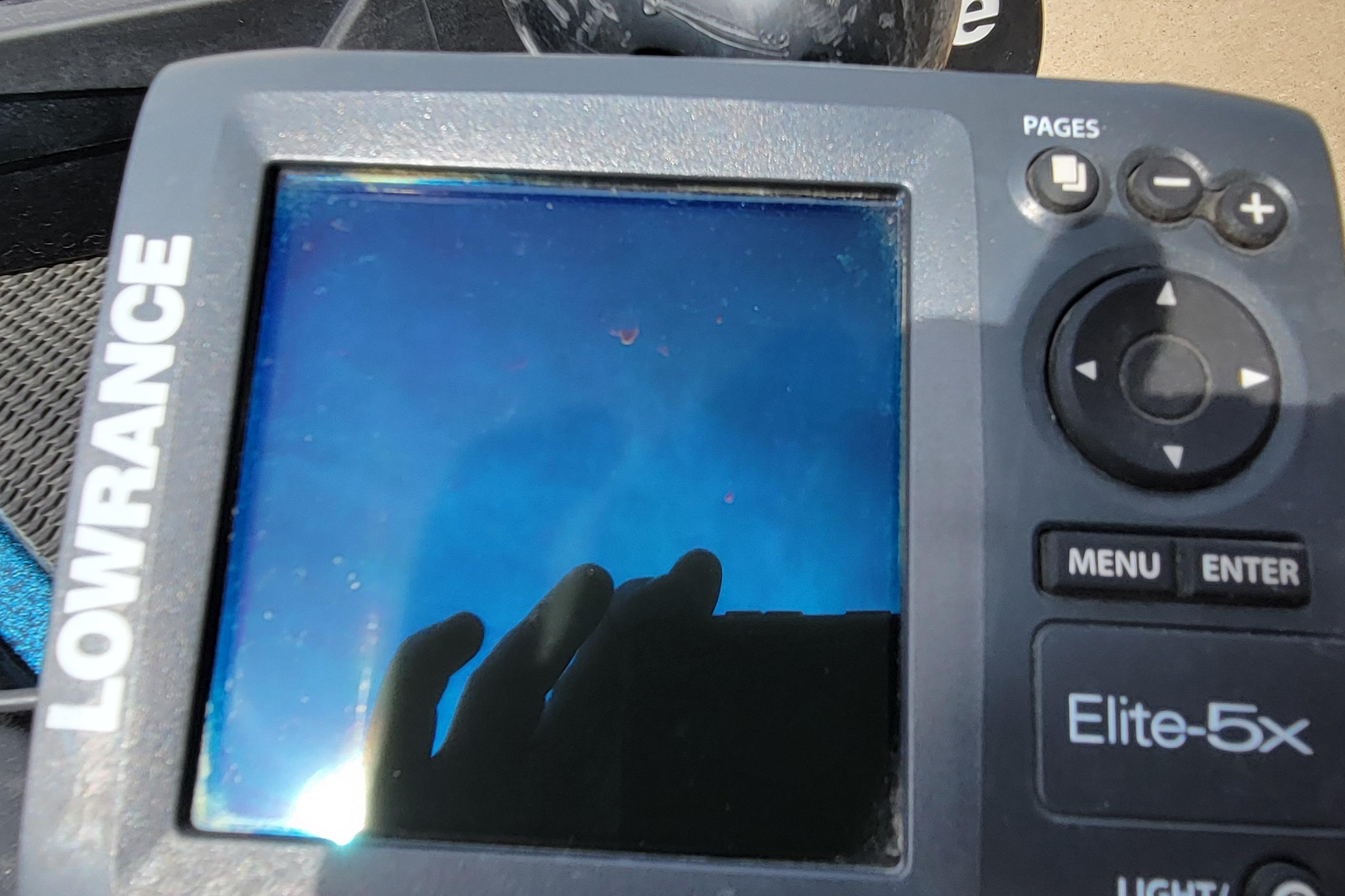 Lowrance Elite-5x fish finder on a 2000 Ranger 522DVX Comanche boat.