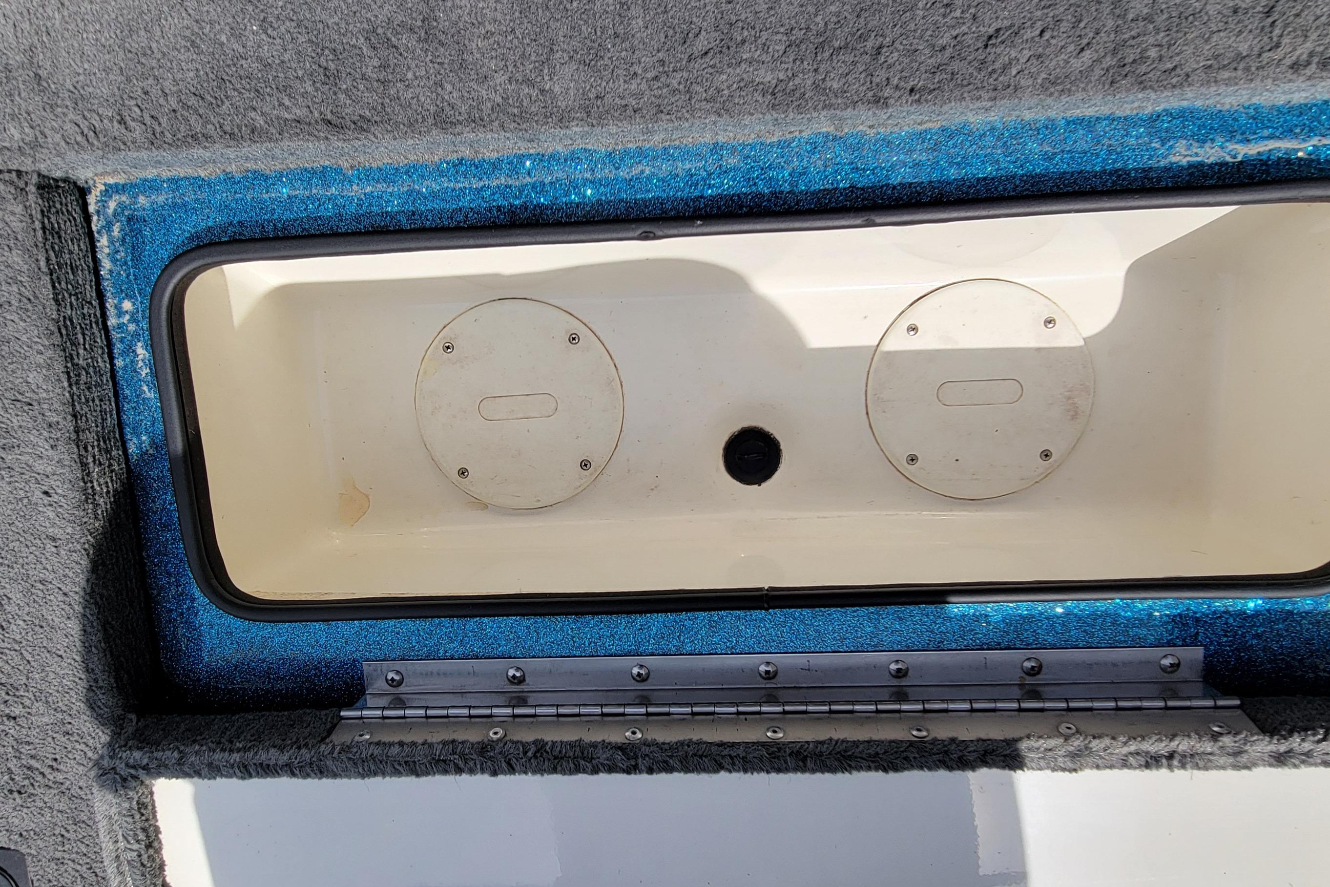 Livewell compartment of a 2000 Ranger 522DVX Comanche boat, featuring dual access lids.