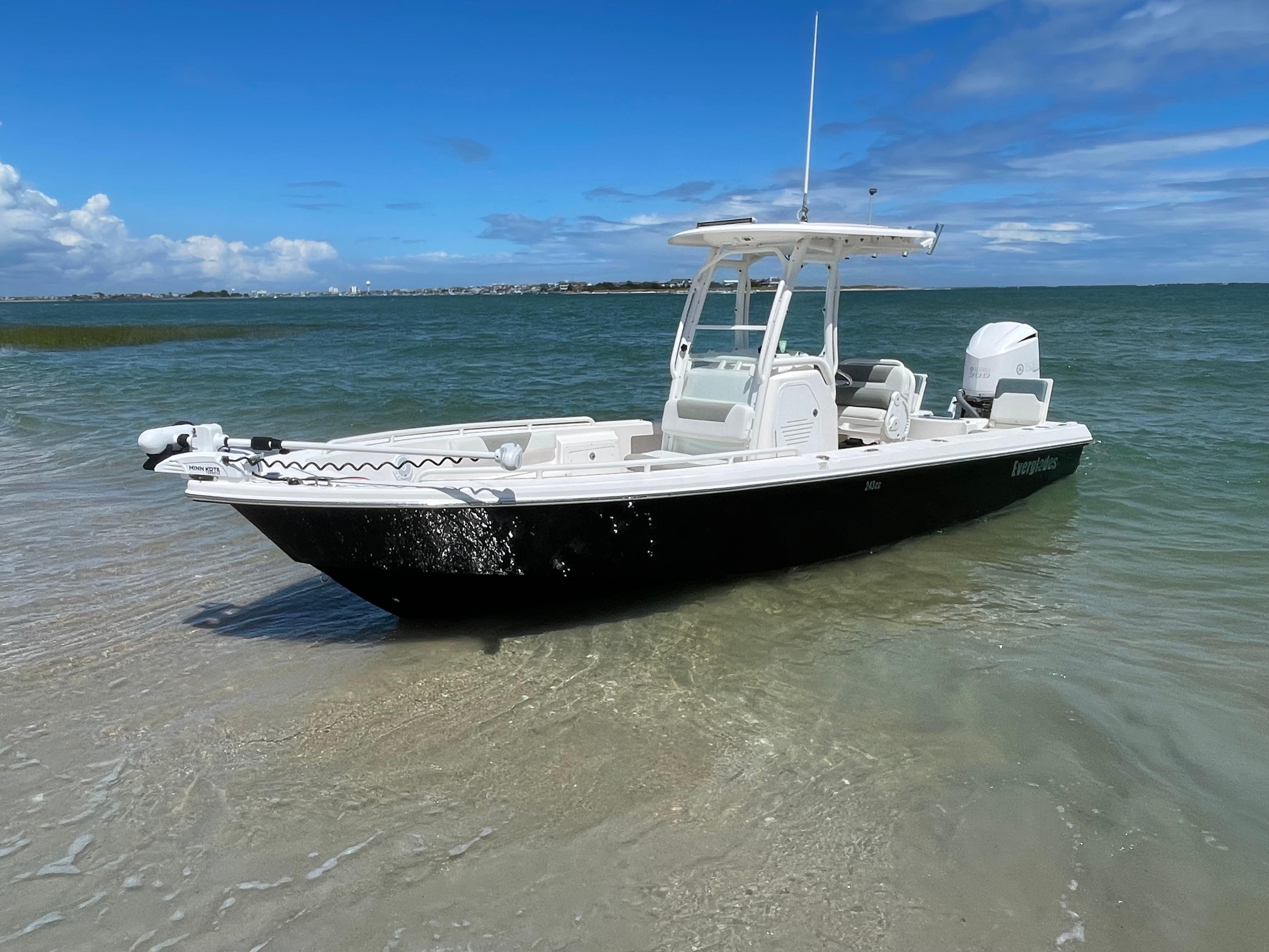 2015 Everglades 243 Center Console