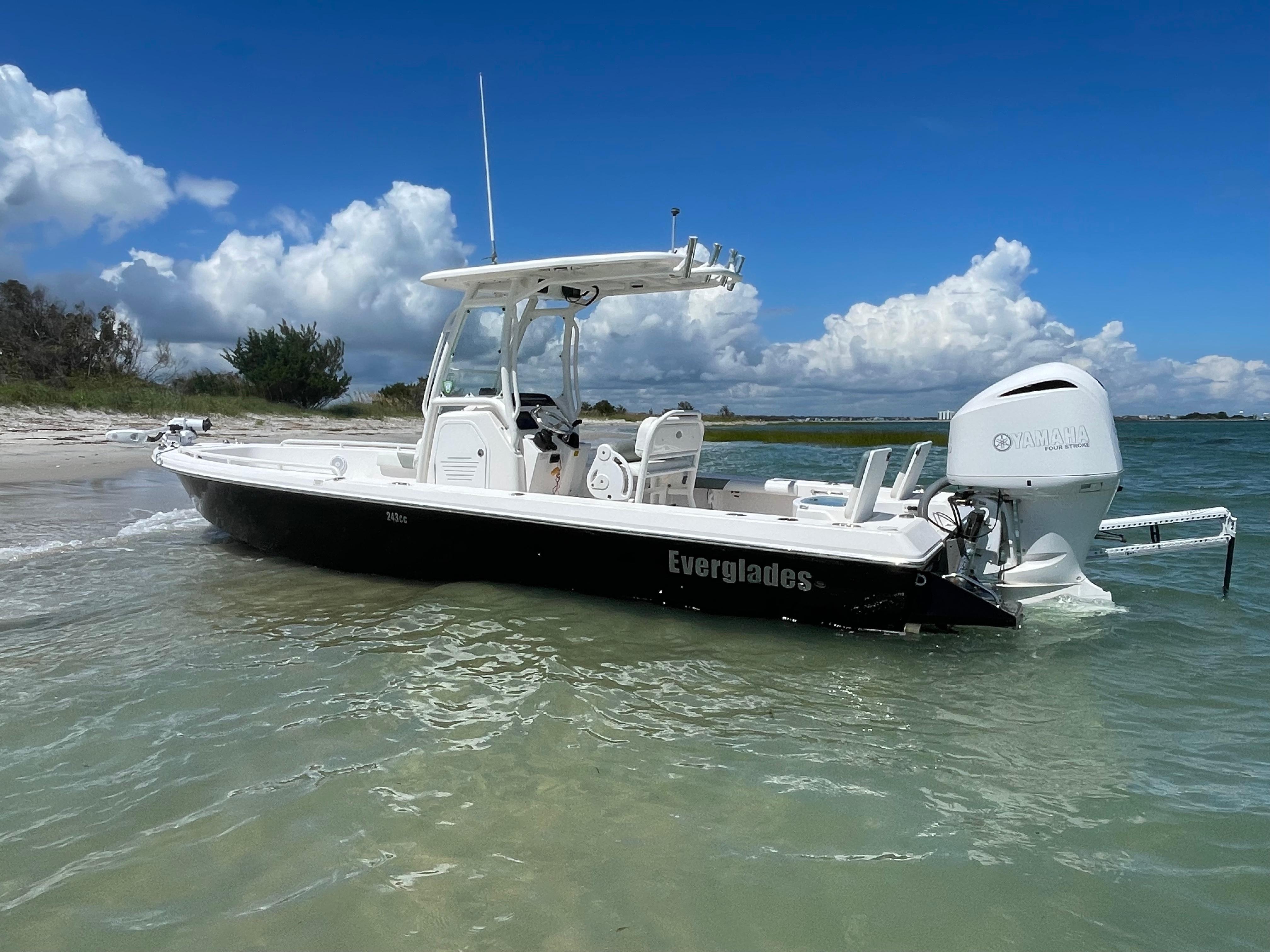 2015 Everglades 243 Center Console