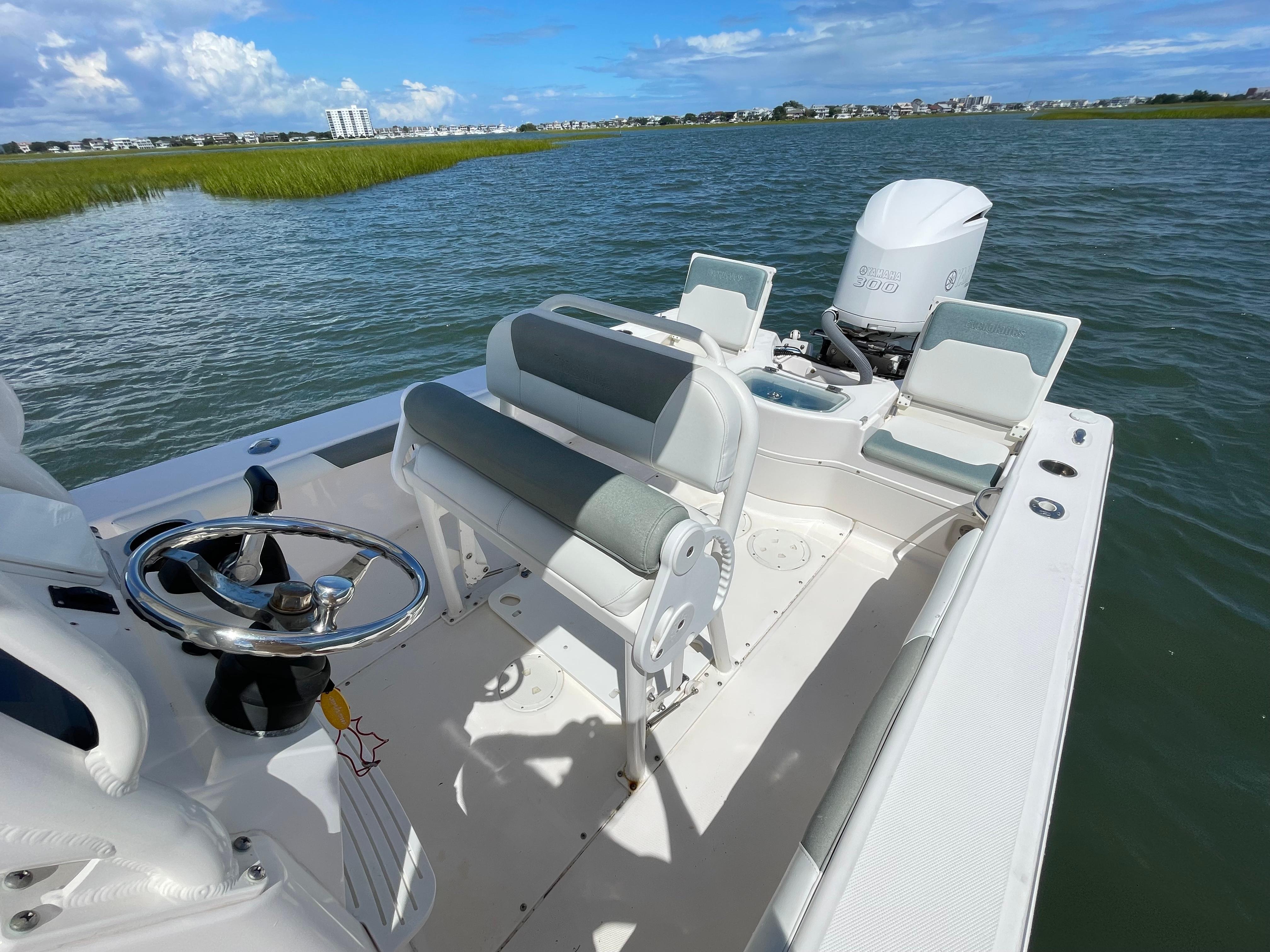 2015 Everglades 243 Center Console