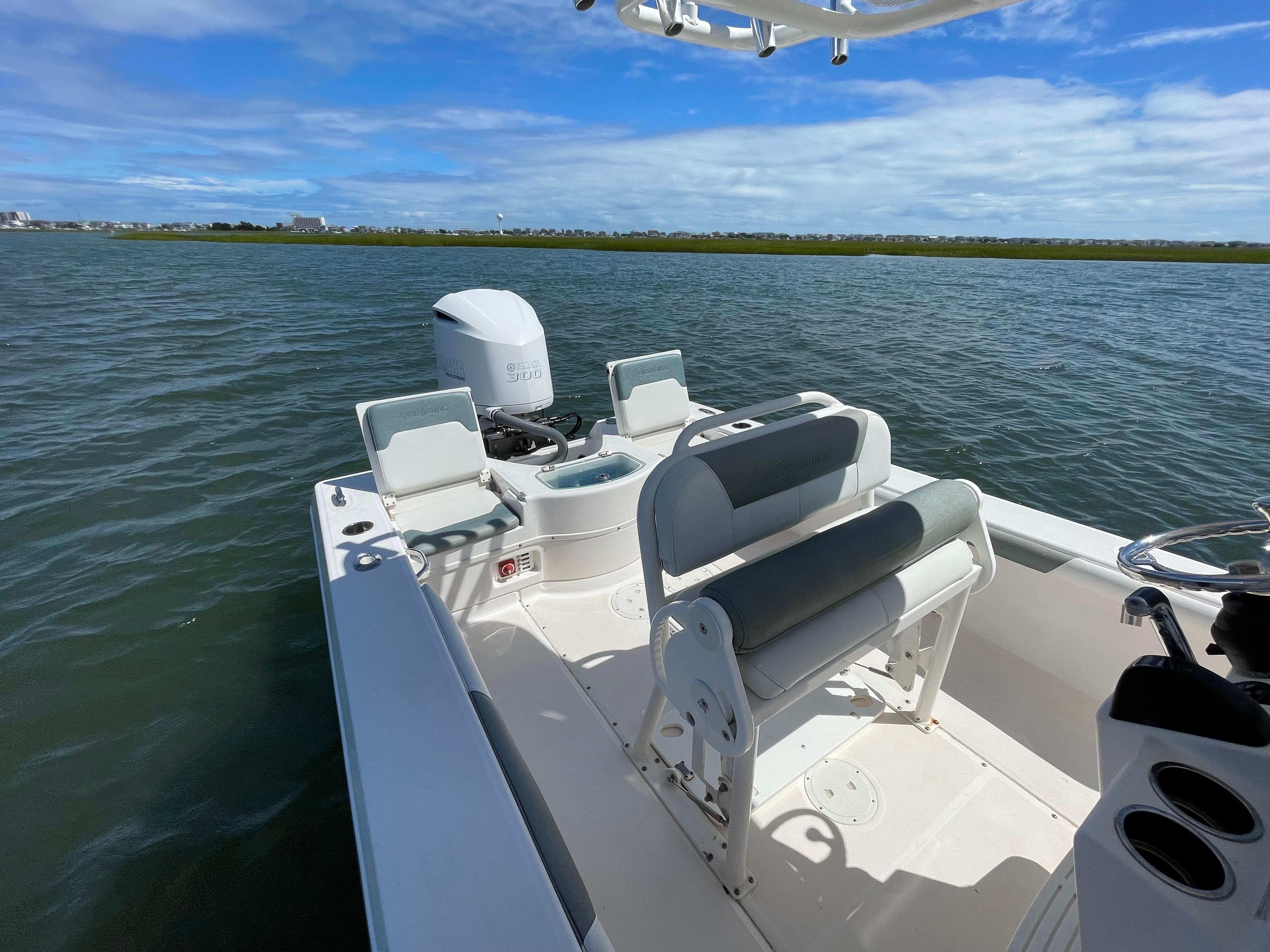 2015 Everglades 243 Center Console