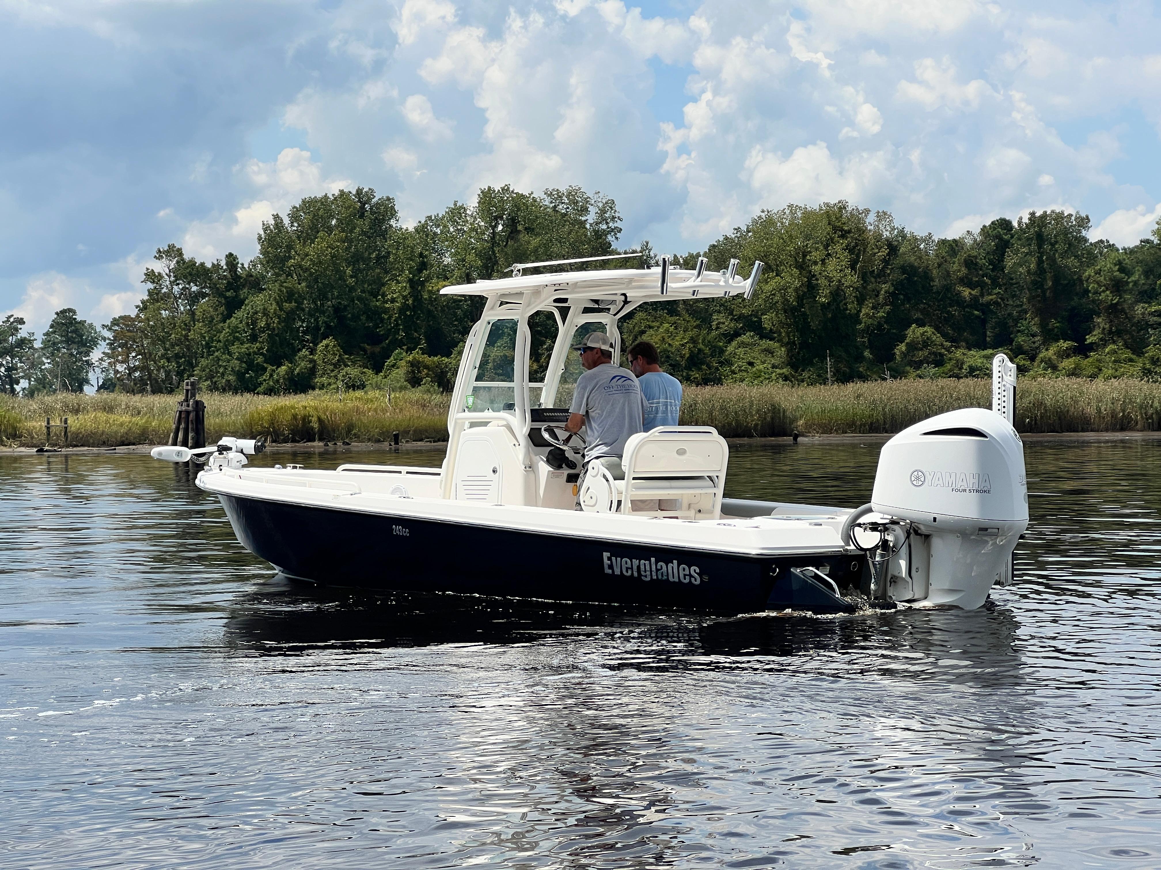 2015 Everglades 243 Center Console