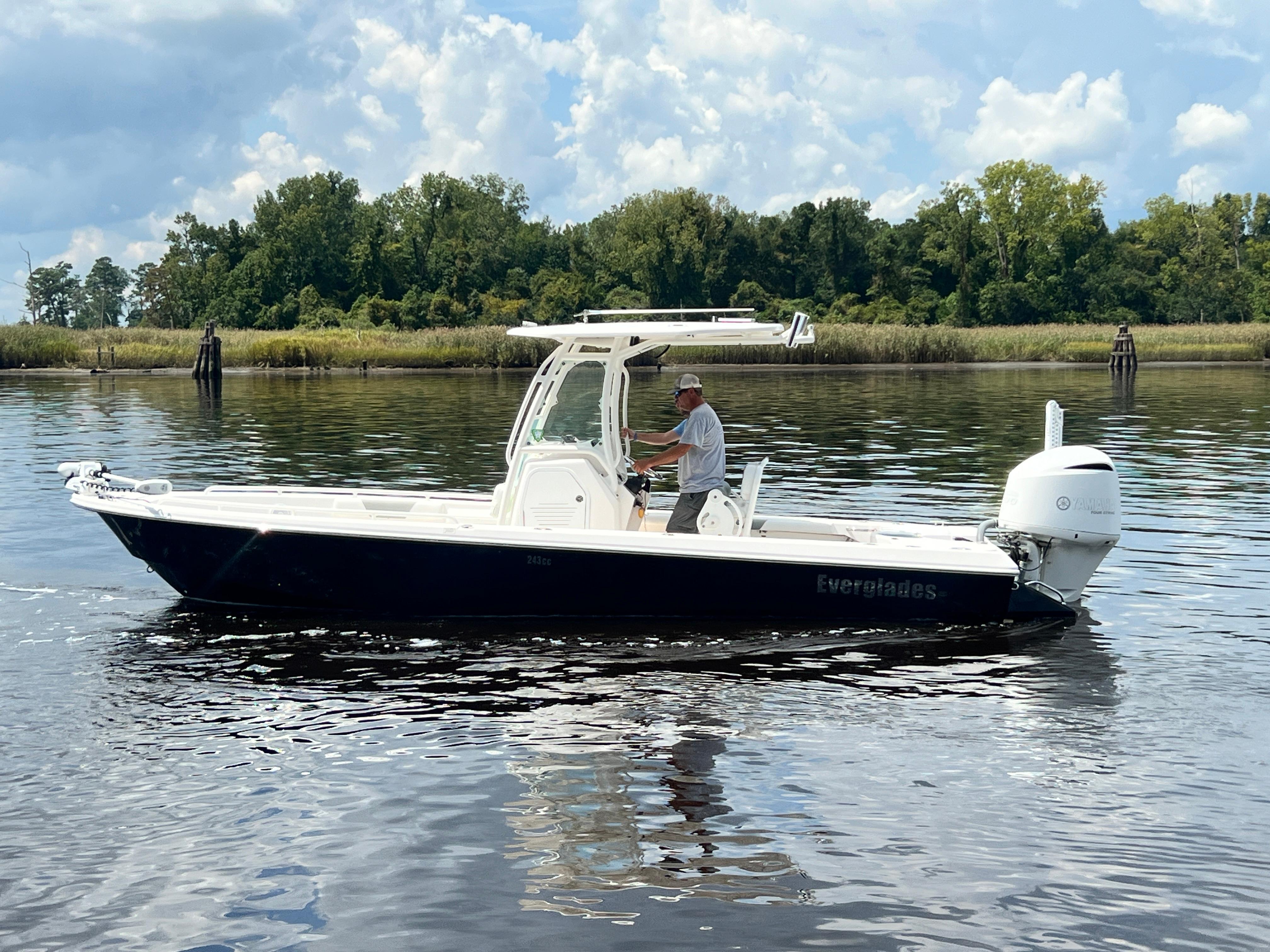 2015 Everglades 243 Center Console