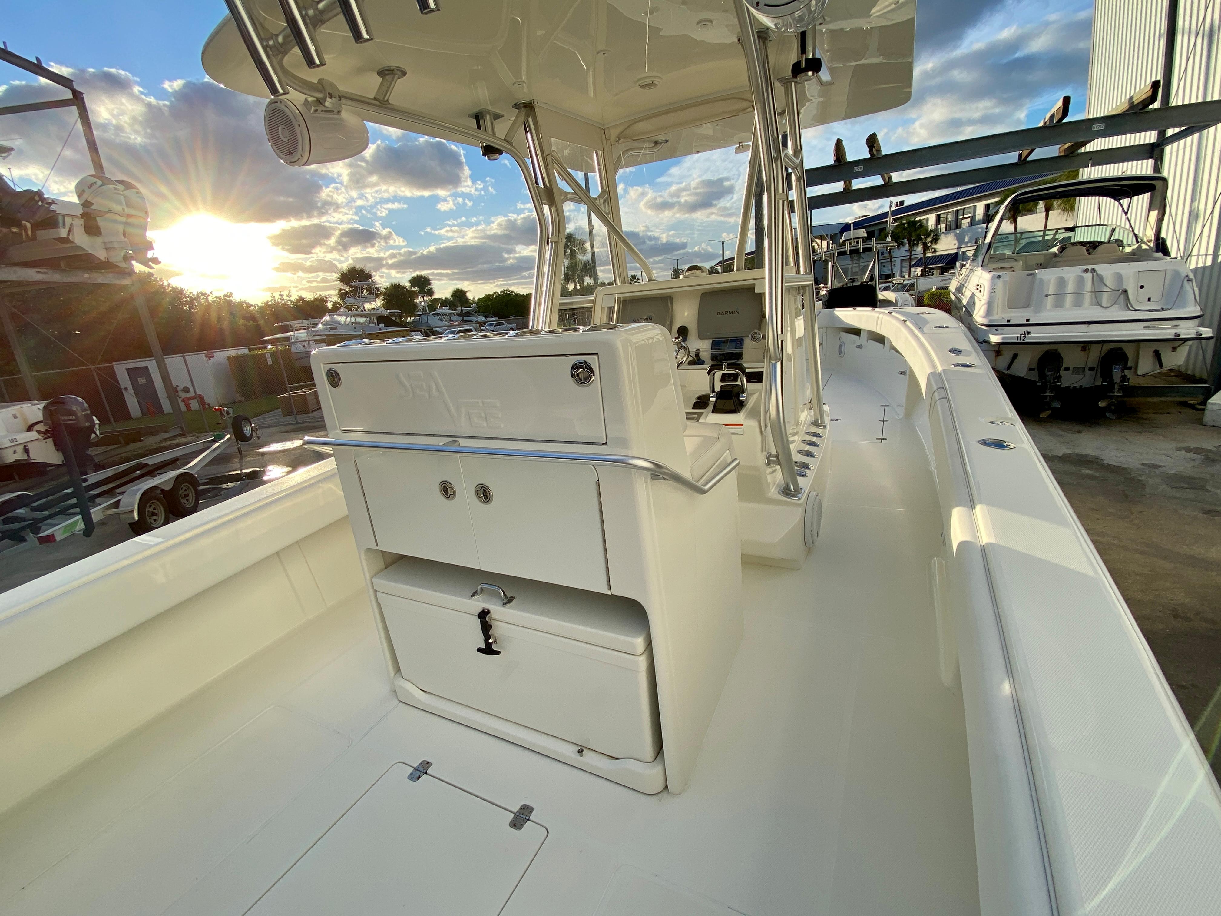 34 SeaVee 340B 2013 | HMY Yachts