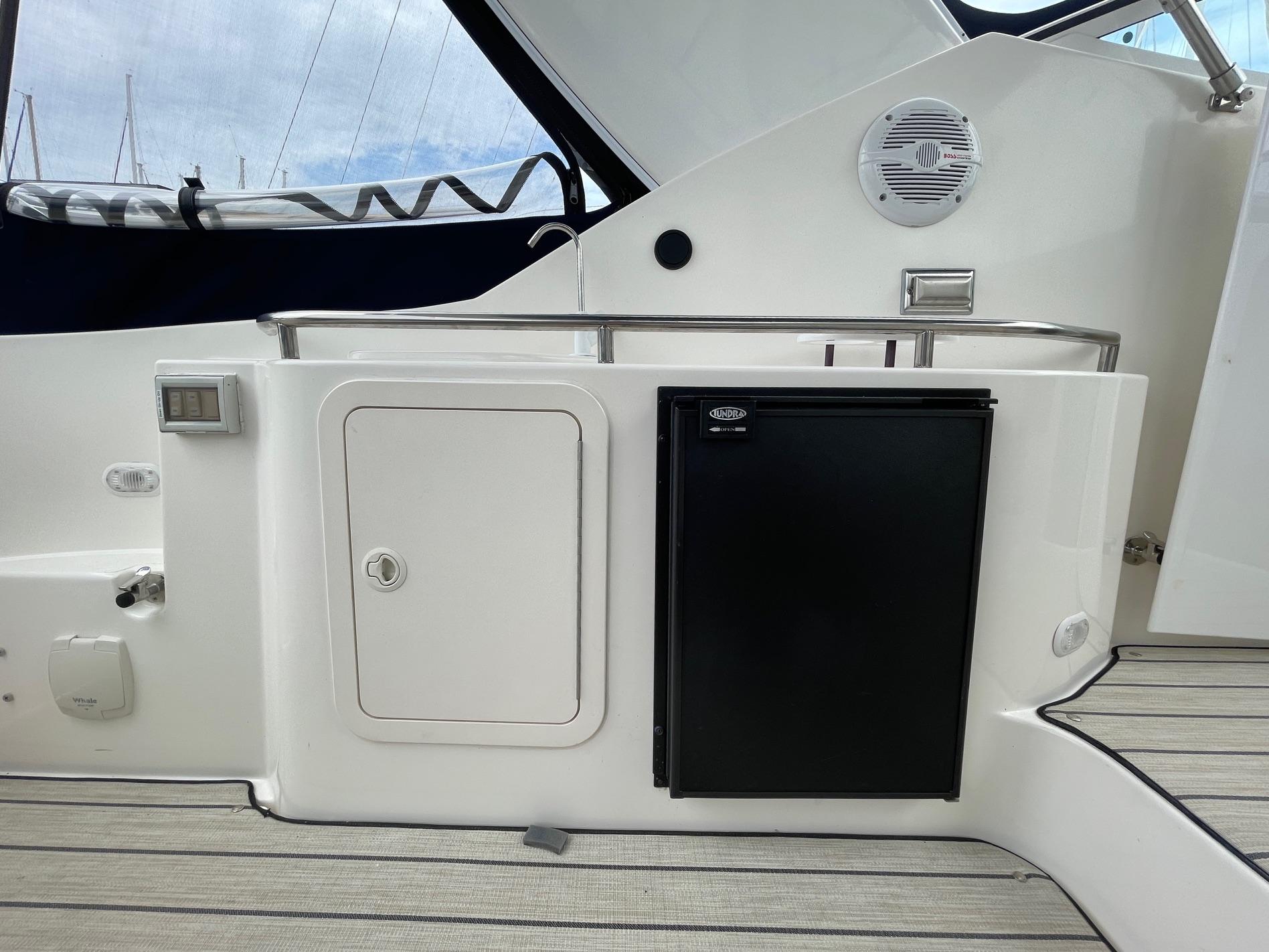2004-cruisers-yachts-320-express-power-9837051-20250612111934730-1_XLARGE