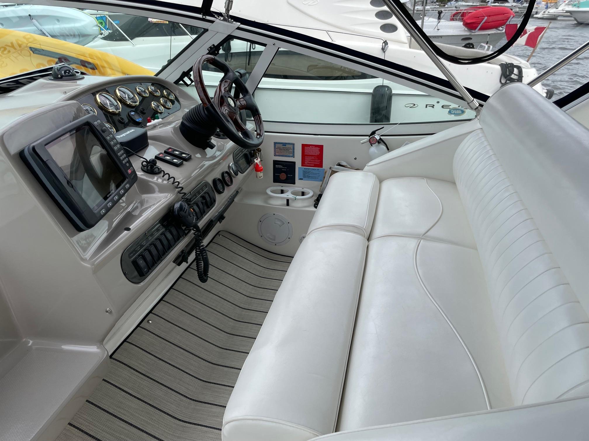 2004-cruisers-yachts-320-express-power-9837051-20250612112012951-1_XLARGE