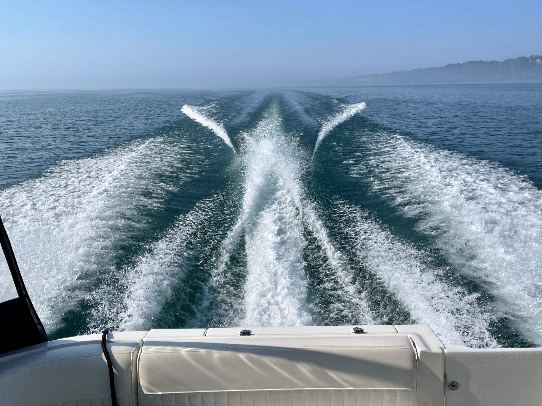 2004-cruisers-yachts-320-express-power-9837051-20250612112032090-1_XLARGE