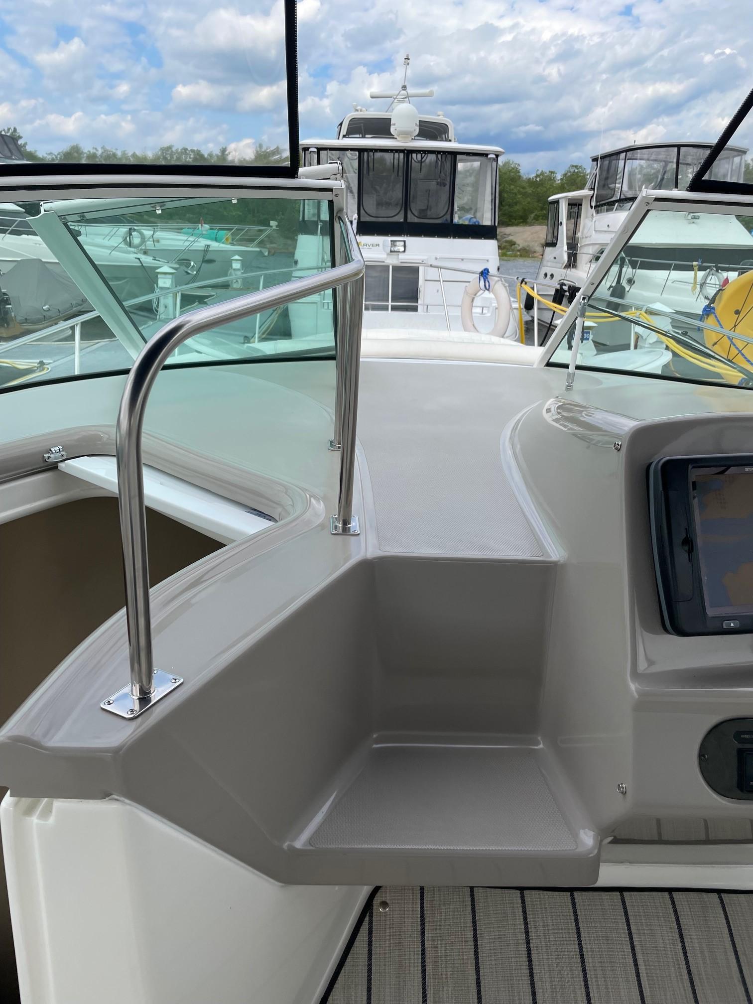 2004-cruisers-yachts-320-express-power-9837051-20250612112033987-1_XLARGE