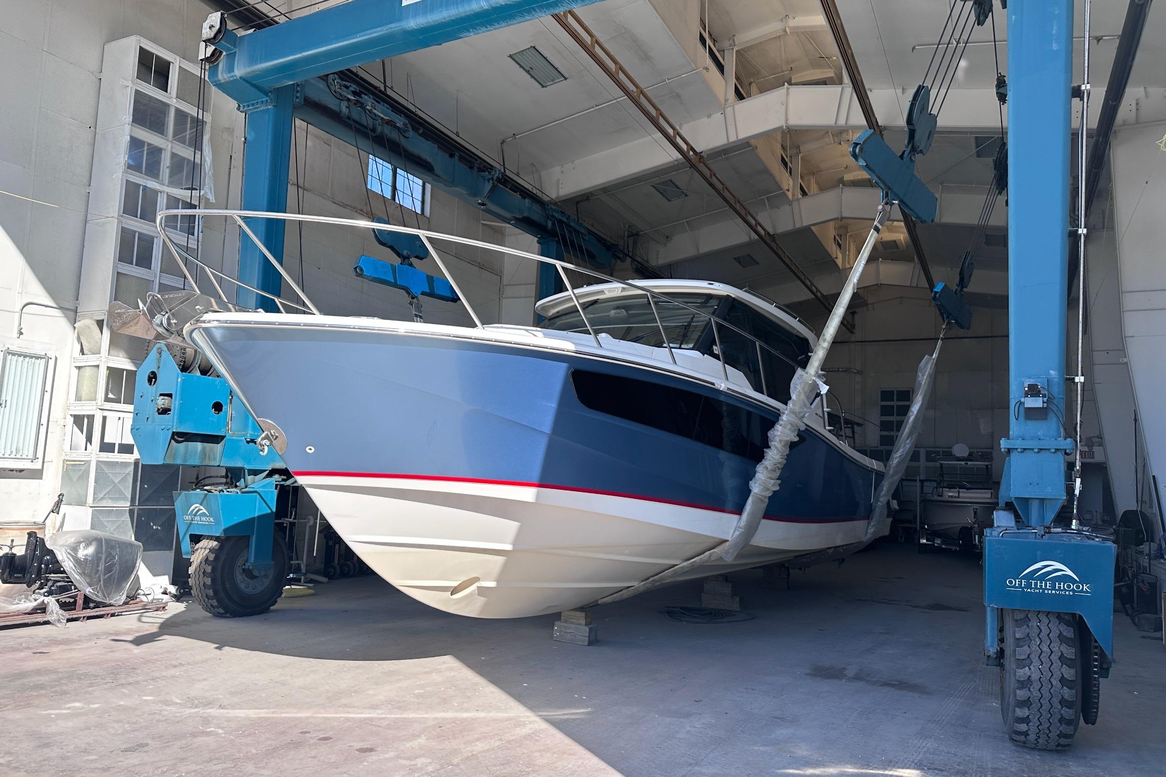 2021 Boston Whaler 405 Conquest