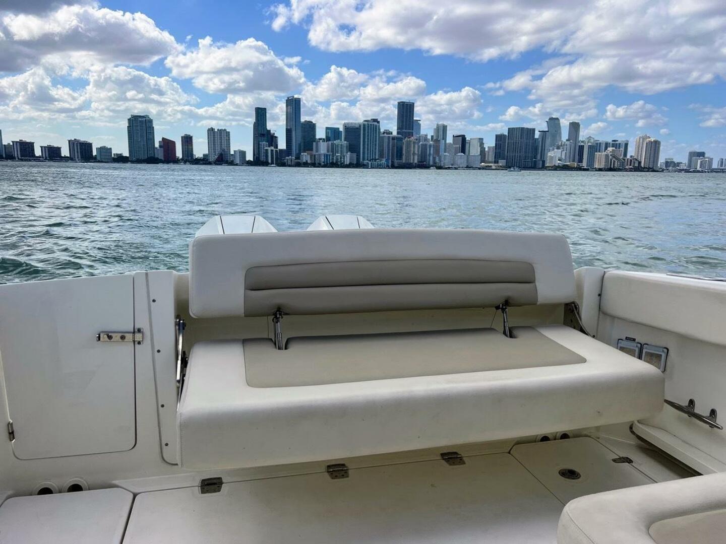 2021 Boston Whaler 320 Vantage - Image 4