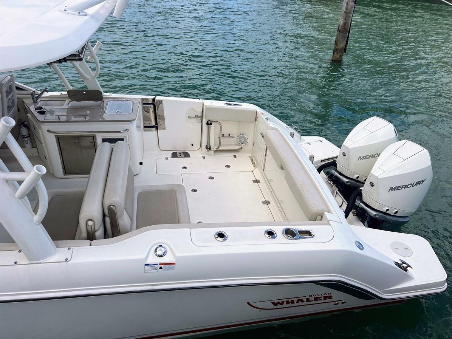 2021 Boston Whaler 320 Vantage - Image 3