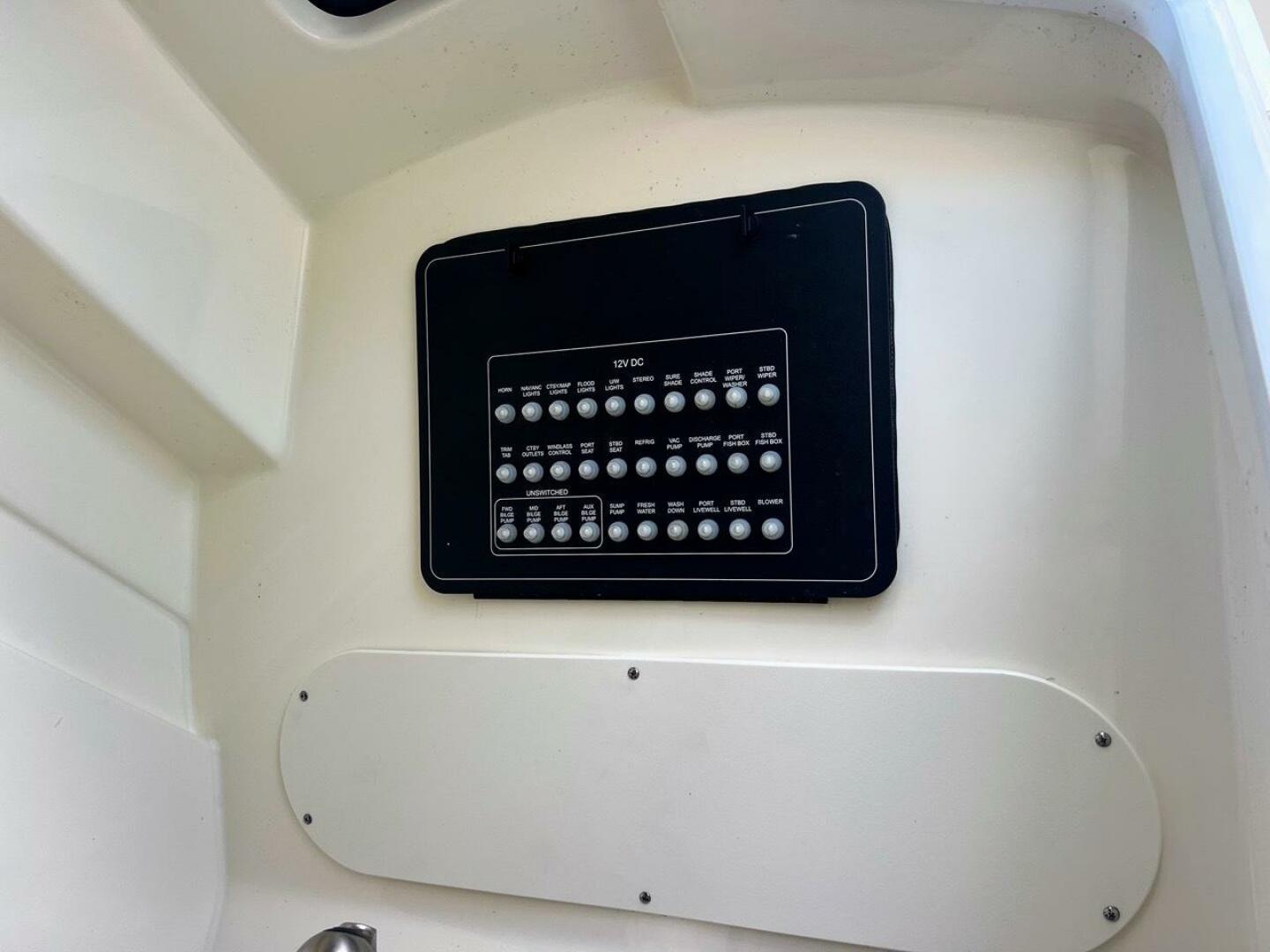 2021 Boston Whaler 320 Vantage - Image 22