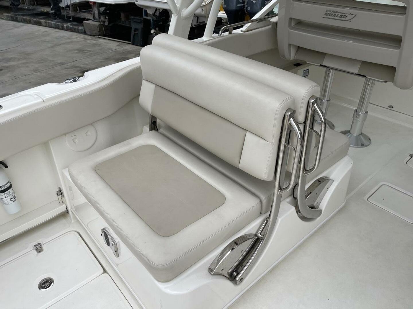 2021 Boston Whaler 320 Vantage - Image 5