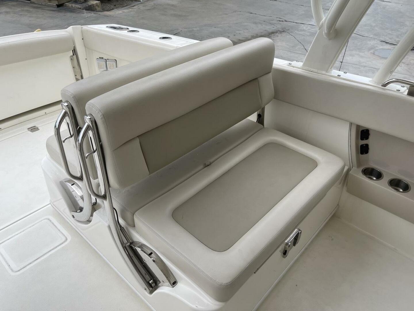 2021 Boston Whaler 320 Vantage - Image 6