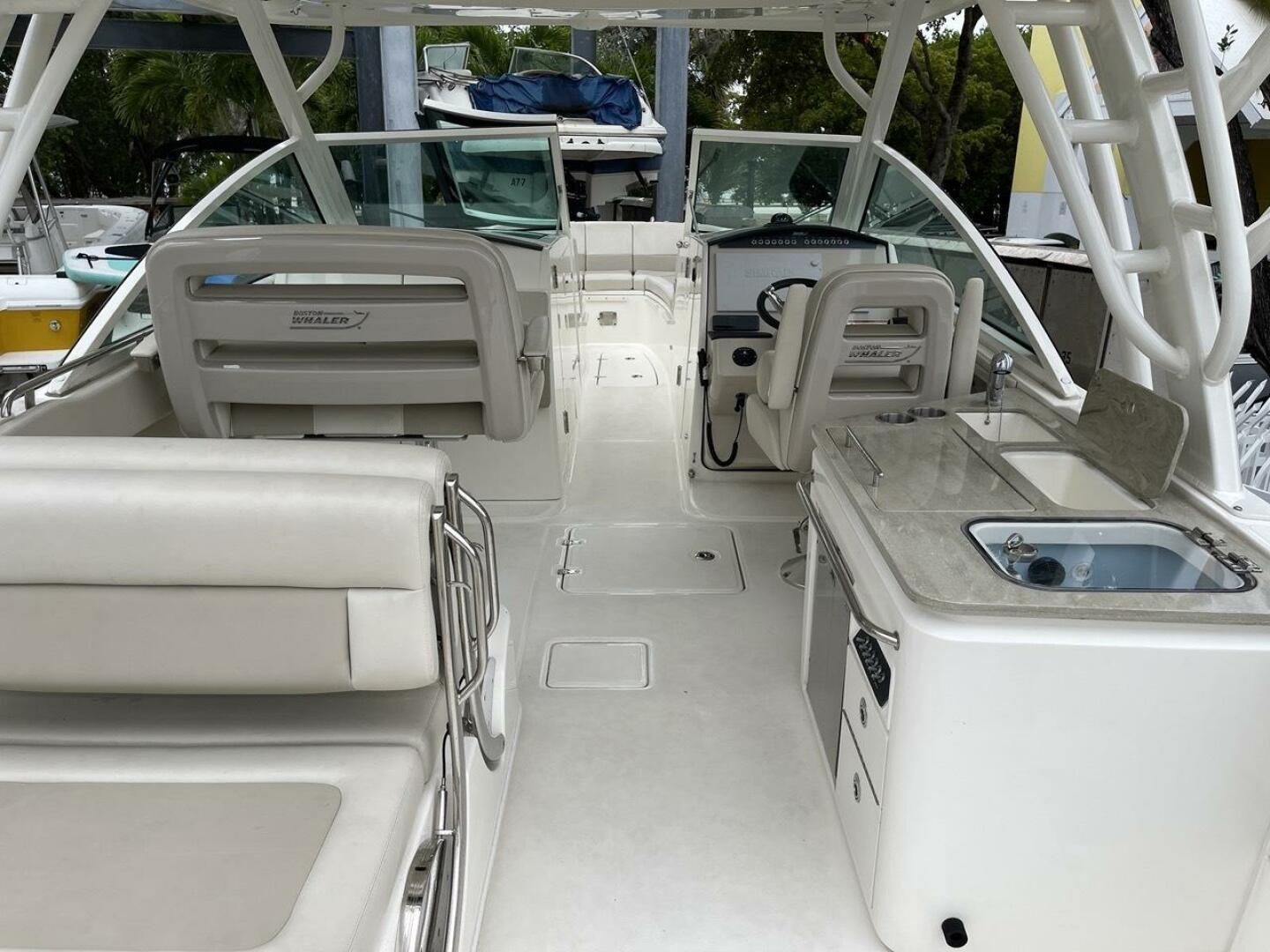 2021 Boston Whaler 320 Vantage - Image 7