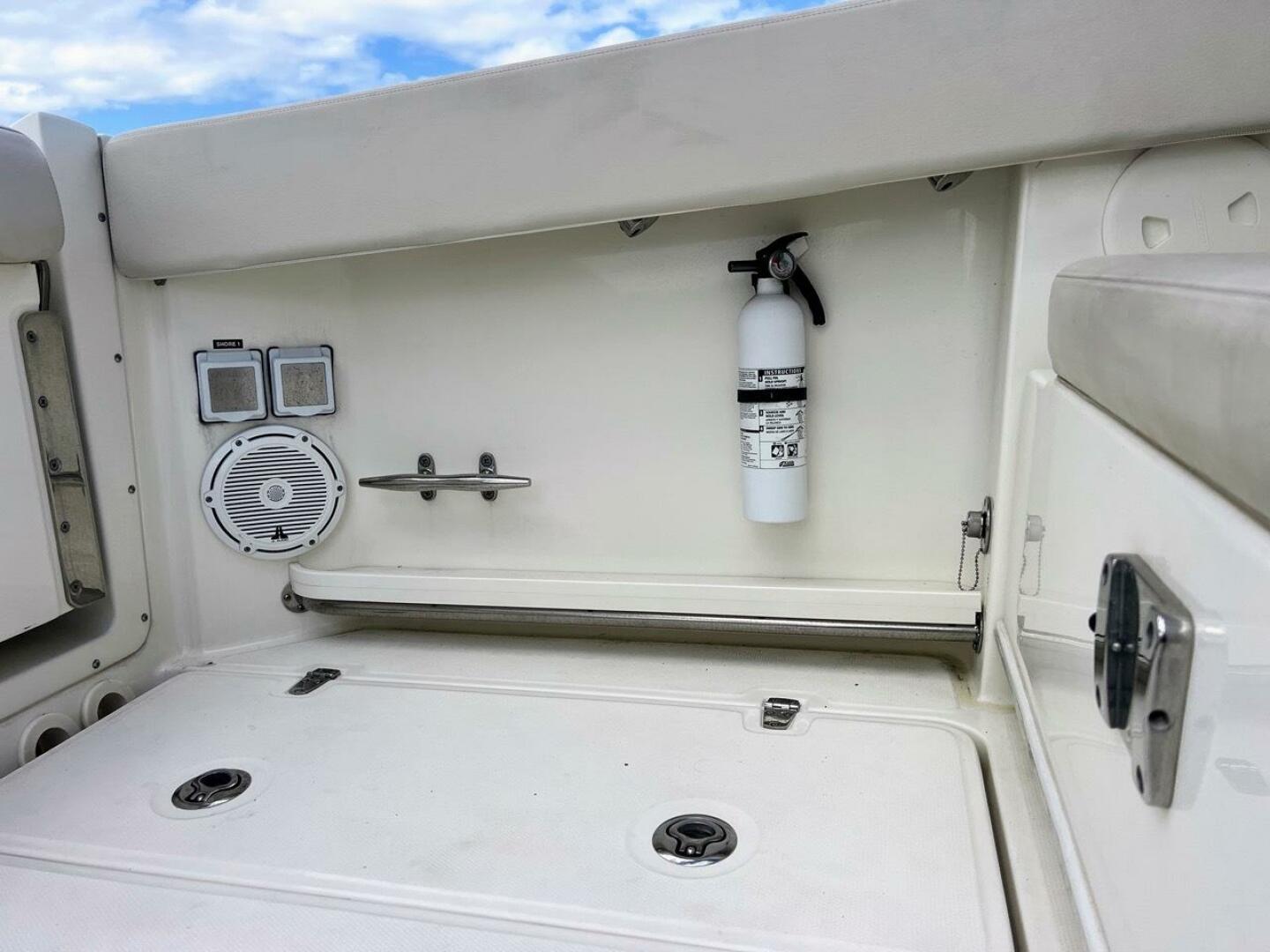 2021 Boston Whaler 320 Vantage - Image 12
