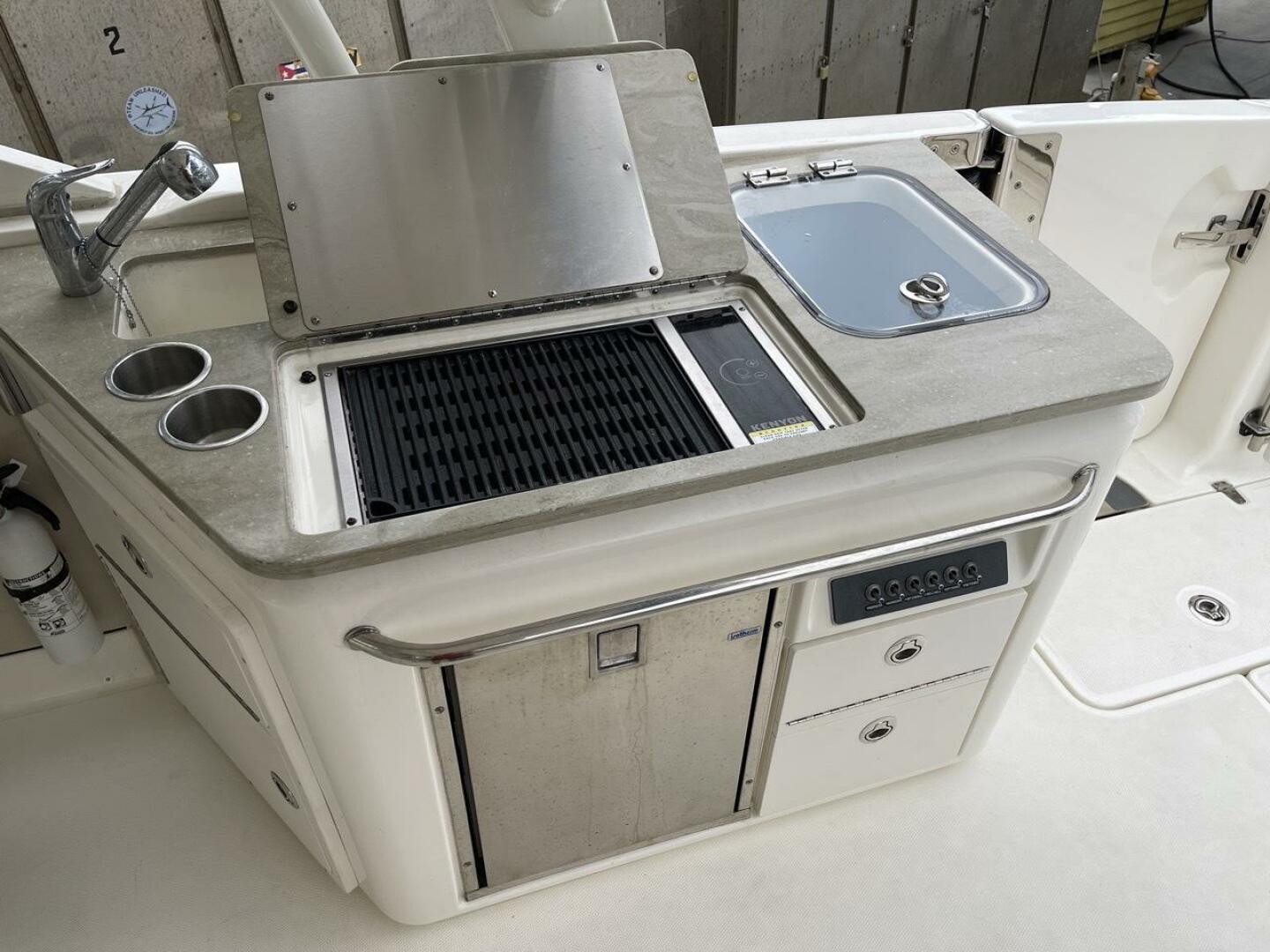 2021 Boston Whaler 320 Vantage - Image 9