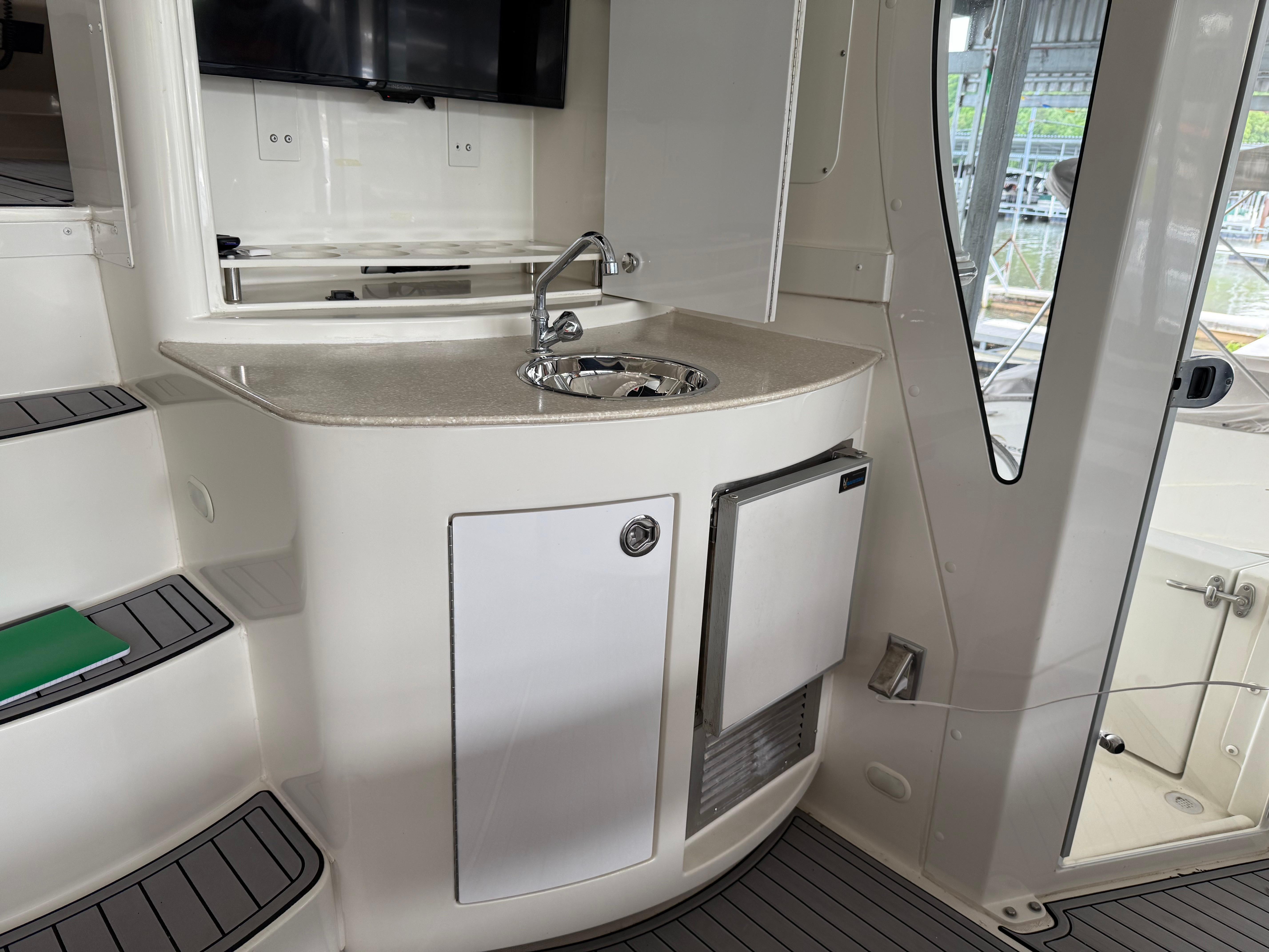 2006-carver-43-motor-yacht-power-9797110-20250517101158158-1_XLARGE