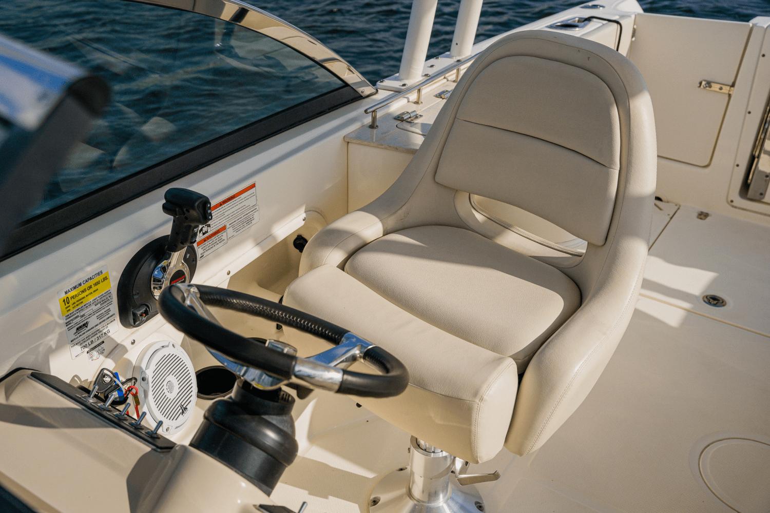 2018-boston-whaler-230-vantage-power-9687130-974429581-0-270220250938-1