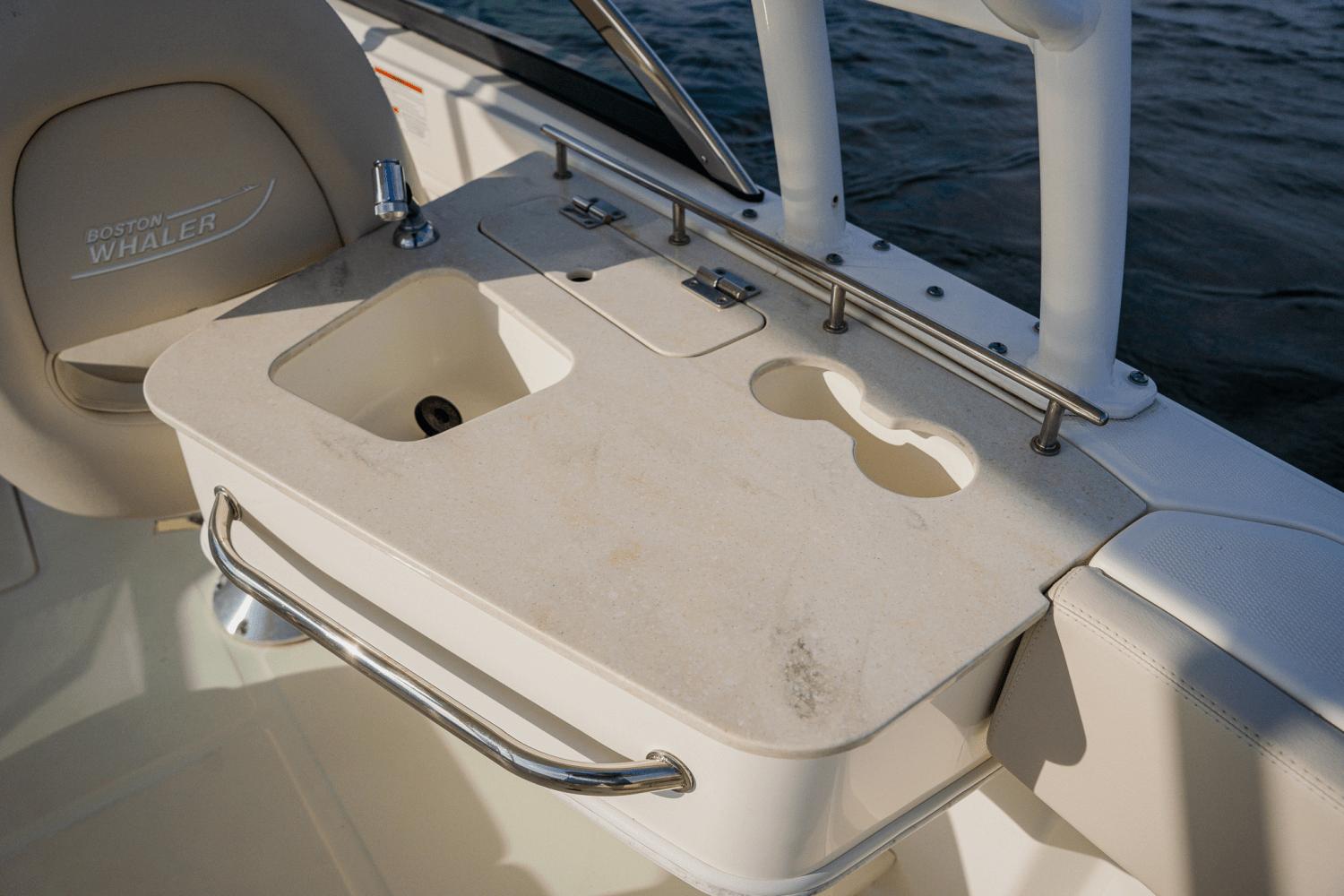 2018-boston-whaler-230-vantage-power-9687130-974429584-0-270220250938-7