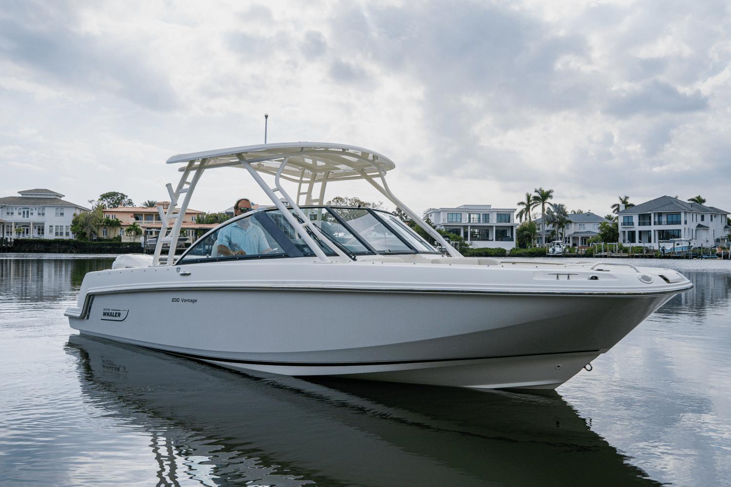 2018-boston-whaler-230-vantage-power-9687130-974429594-0-270220250938-27