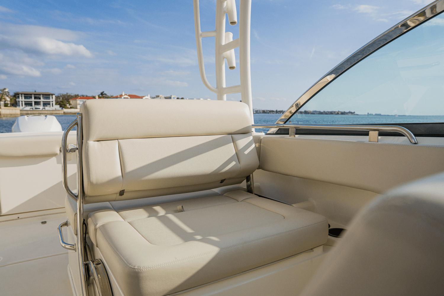 2018-boston-whaler-230-vantage-power-9687130-974429596-0-270220250939-61