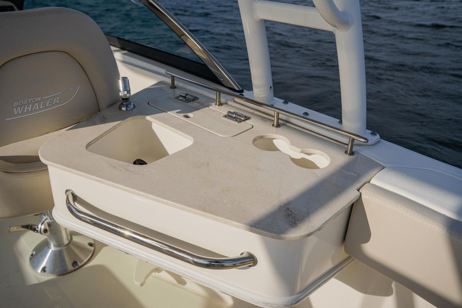 2018-boston-whaler-230-vantage-power-9687130-974429600-0-270220250938-6
