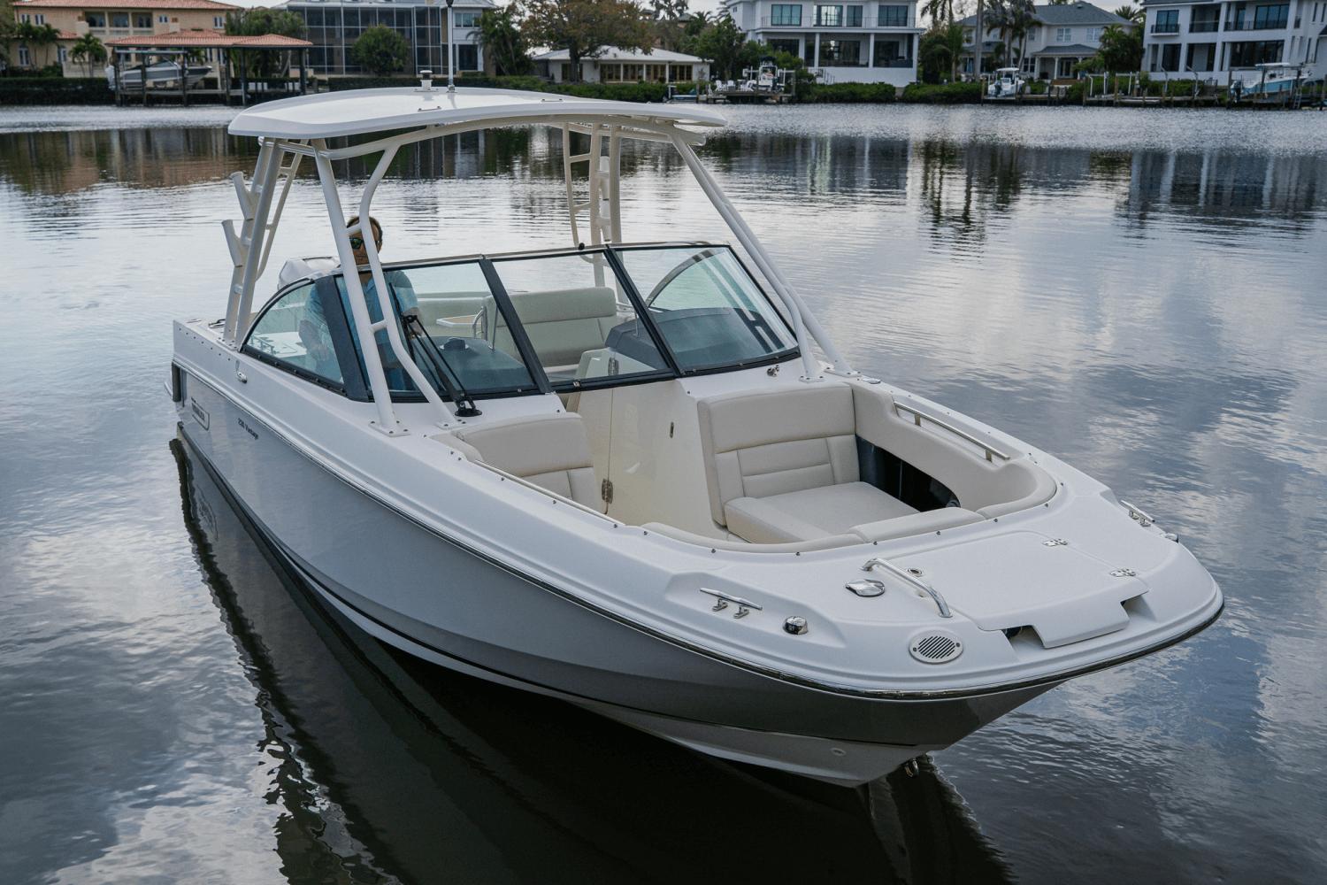 2018-boston-whaler-230-vantage-power-9687130-974429601-0-270220250938-28