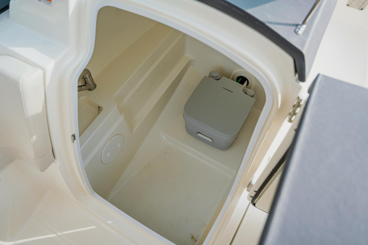 2018-boston-whaler-230-vantage-power-9687130-974429603-0-270220250938-35