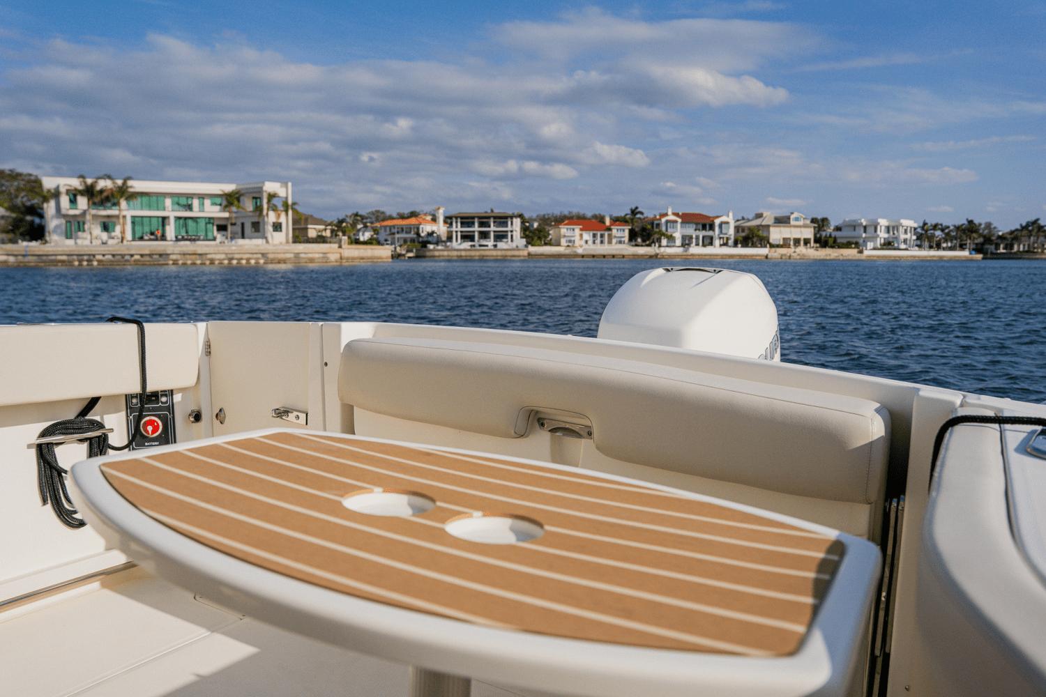 2018-boston-whaler-230-vantage-power-9687130-974429604-0-270220250938-3