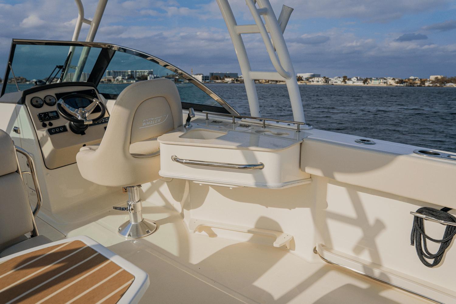 2018-boston-whaler-230-vantage-power-9687130-974429606-0-270220250938-5