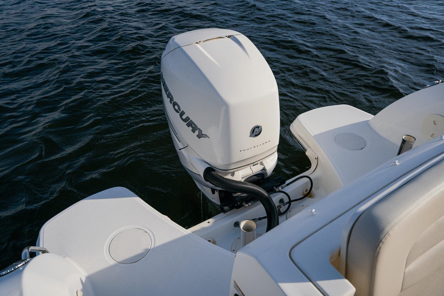 2018-boston-whaler-230-vantage-power-9687130-974429609-0-270220250938-10