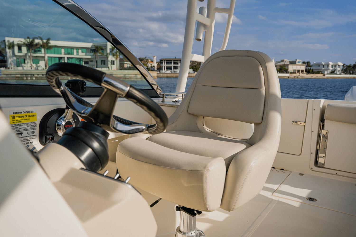 2018-boston-whaler-230-vantage-power-9687130-974429610-0-270220250938-0