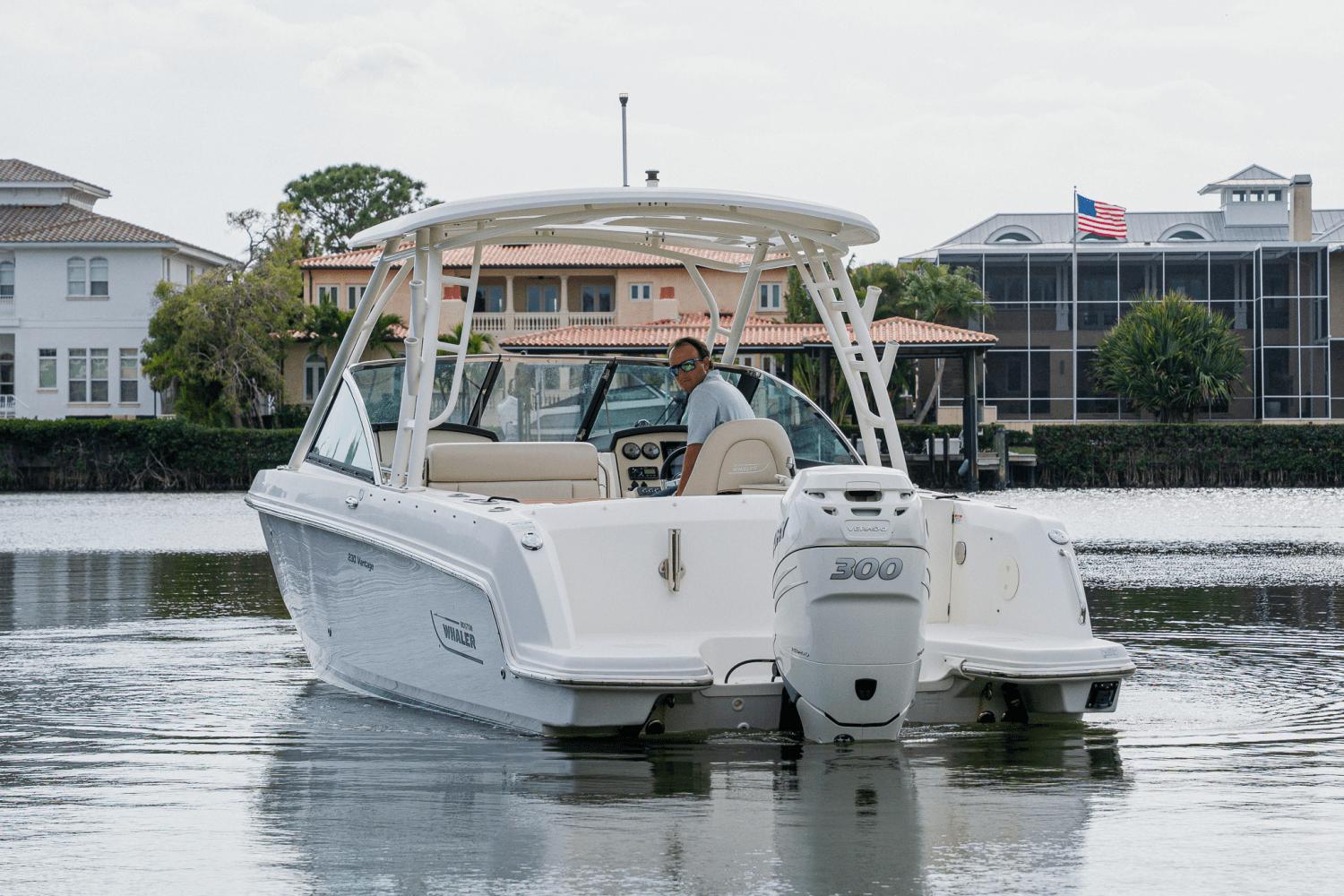 2018-boston-whaler-230-vantage-power-9687130-974429611-0-270220250938-21