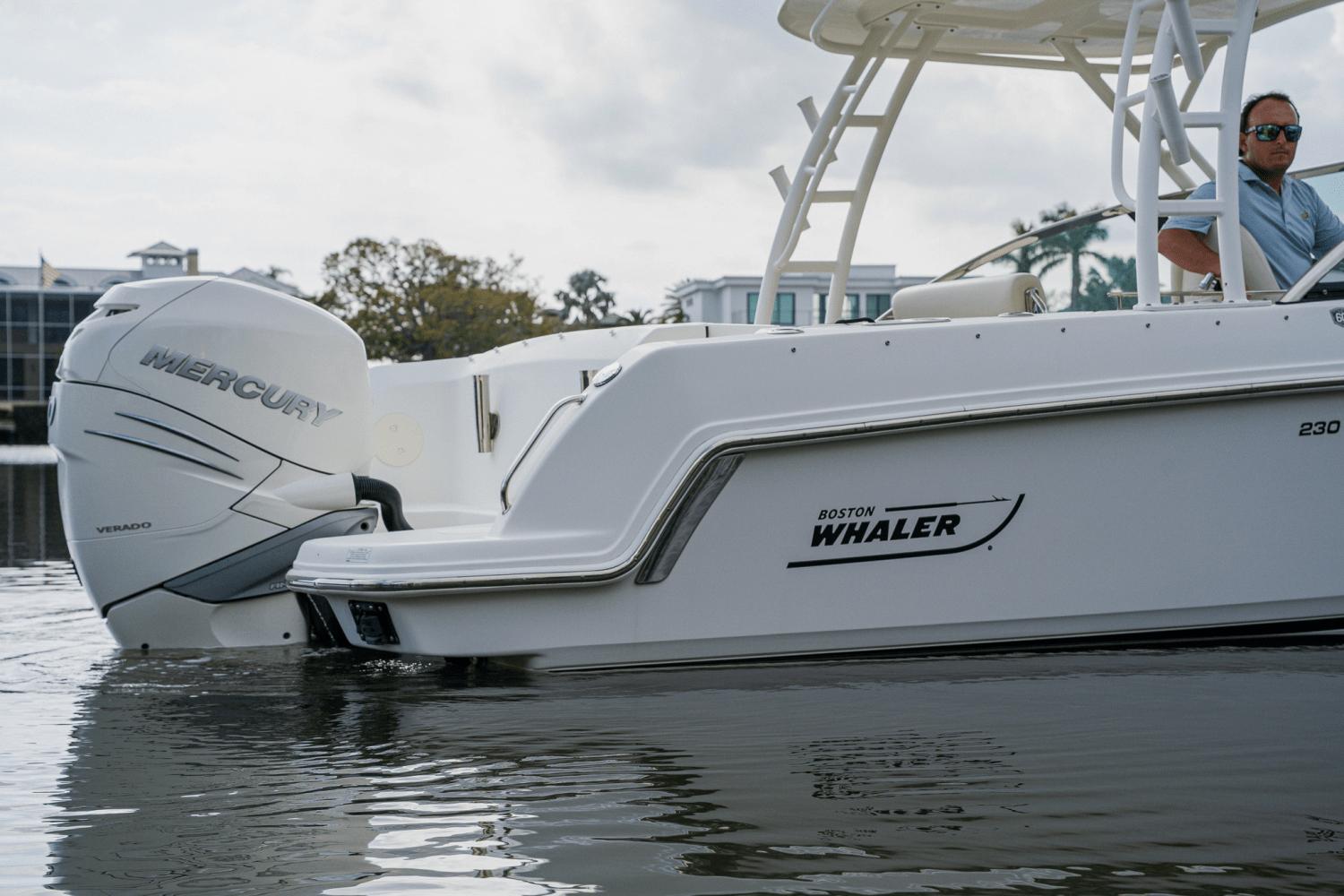 2018-boston-whaler-230-vantage-power-9687130-974429612-0-270220250938-25